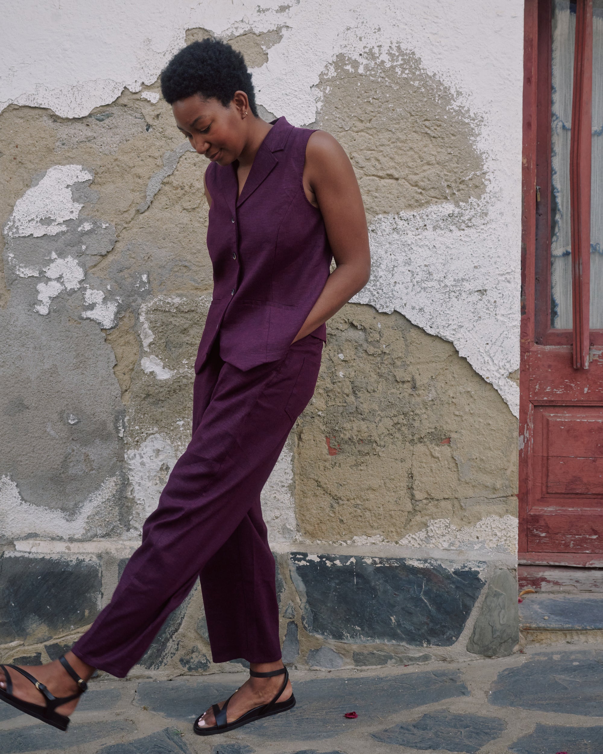 Woman wearing Lou Barrel Leg Linen Pants - Acai from Universal Standard