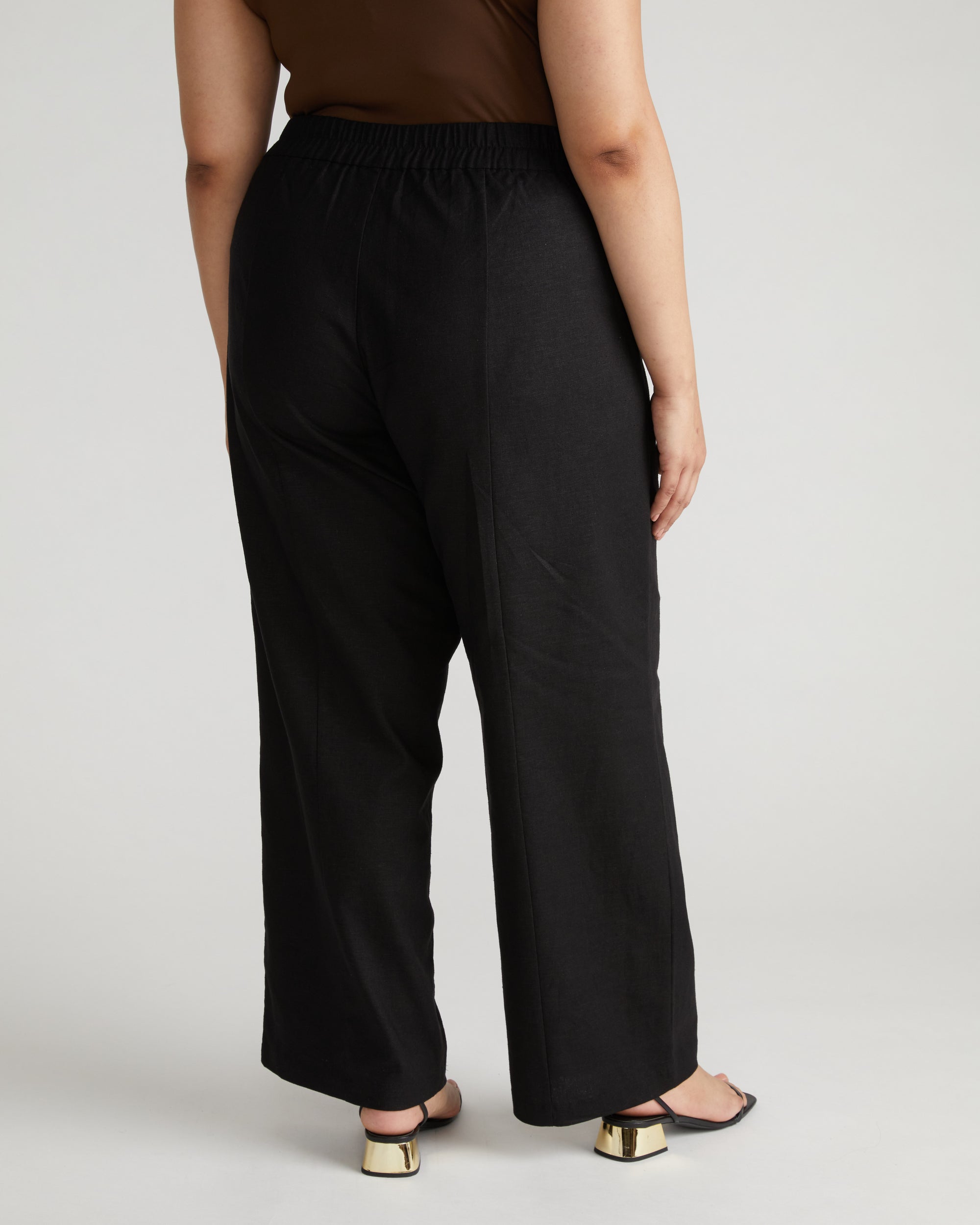 Woman wearing Coastal Linen Pants - Black from Universal Standard