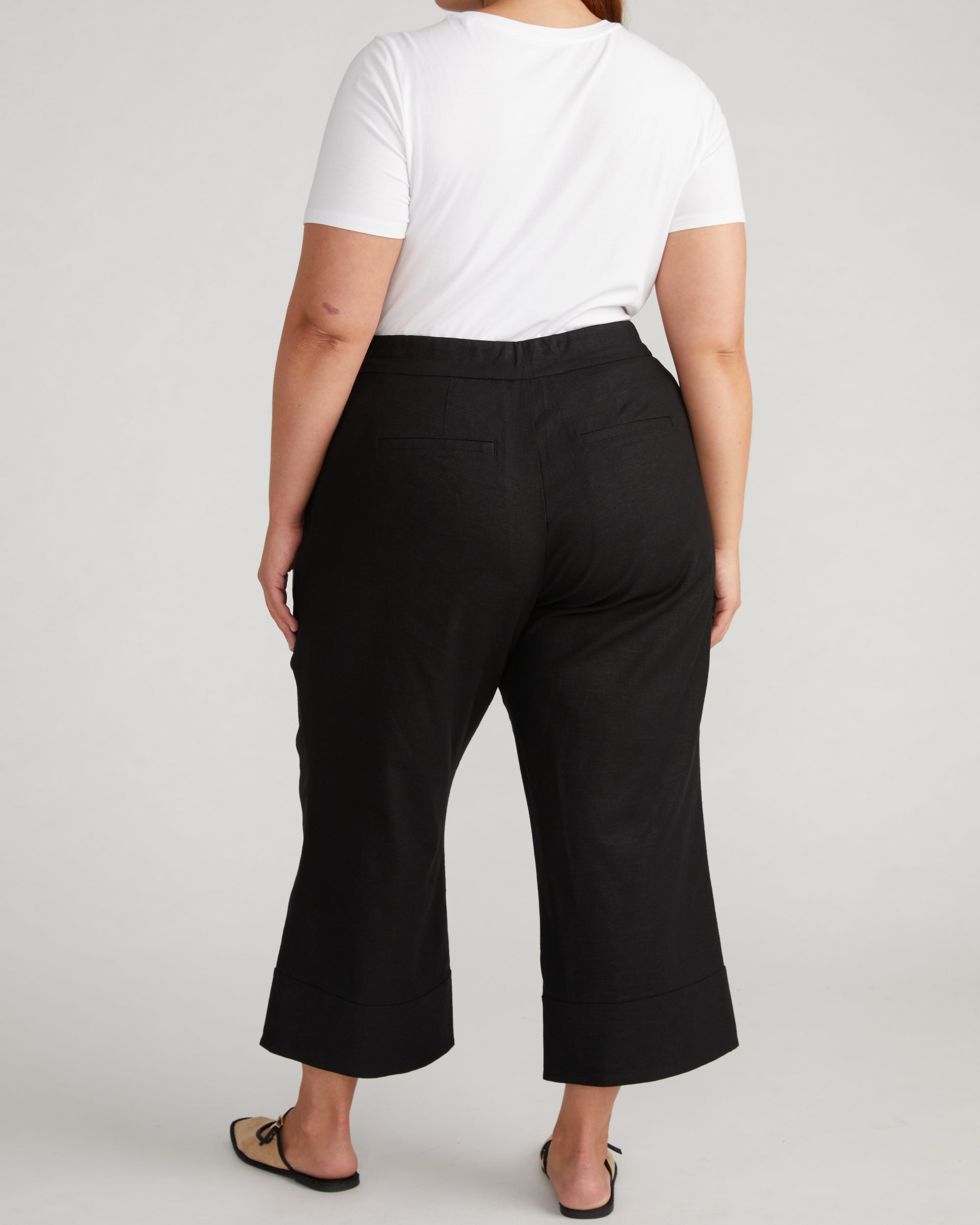 Courtyard Linen Capris Black - Main Image