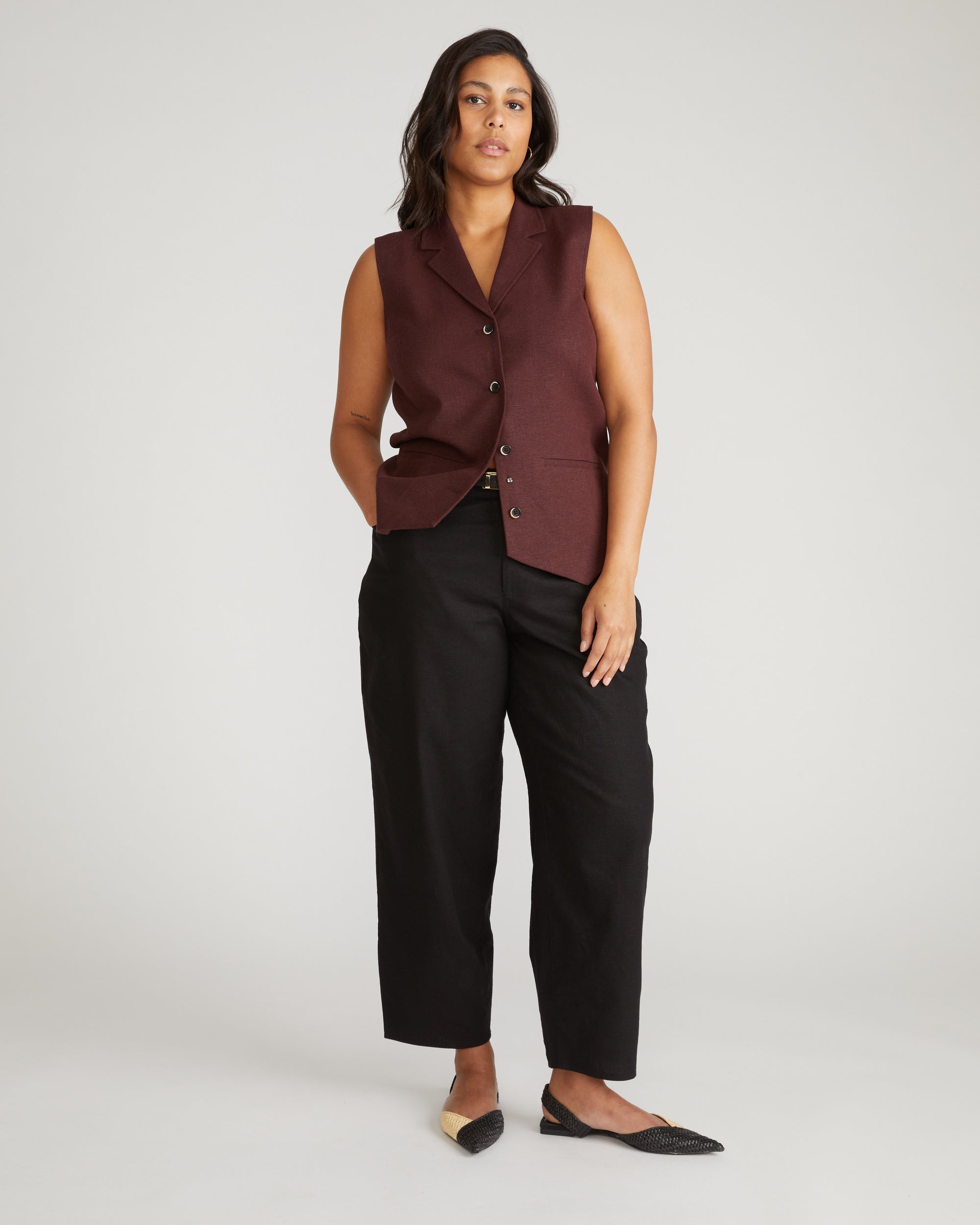 Woman wearing Lou Barrel Leg Linen Pants - Black from Universal Standard
