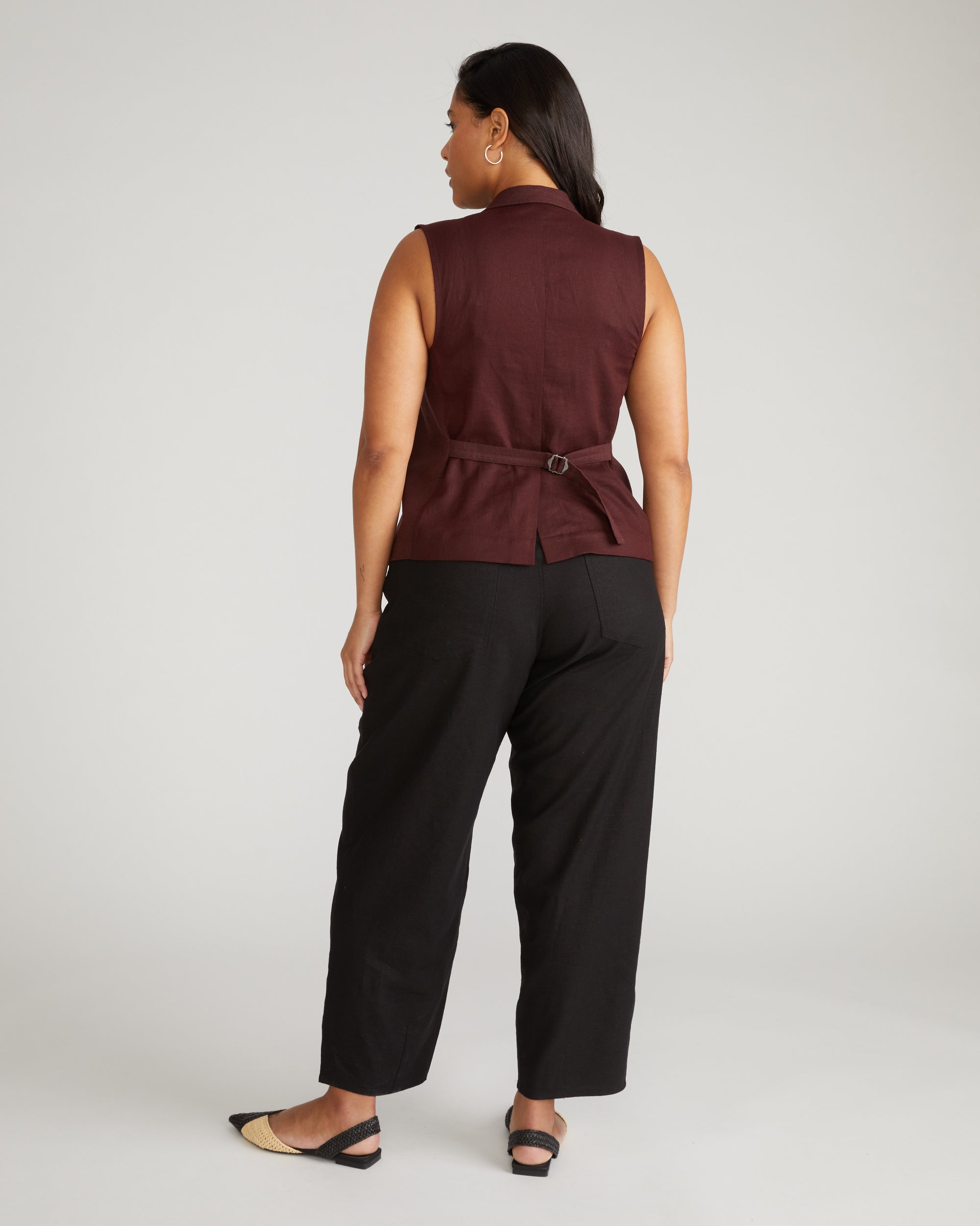Woman wearing Lou Barrel Leg Linen Pants - Black from Universal Standard