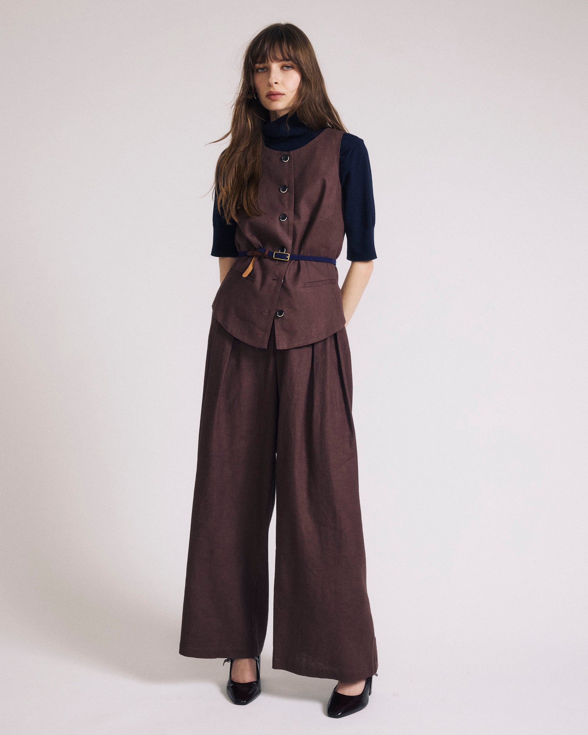 Woman wearing Palais Stretch Linen Wide Leg Pant - Sophisticated Brown from Universal Standard