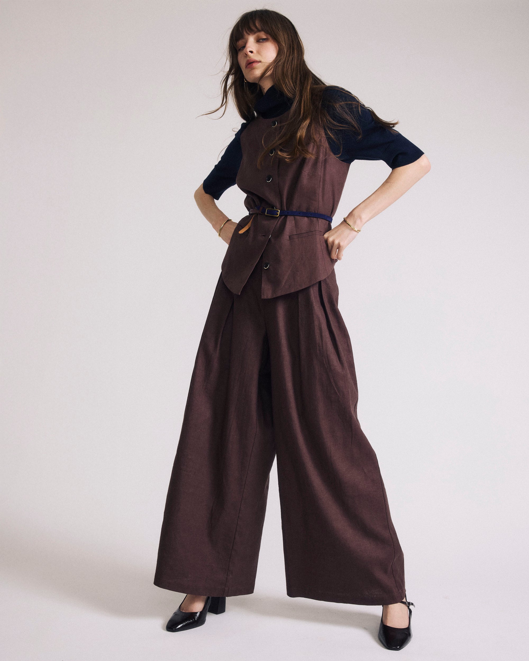 Woman wearing Palais Stretch Linen Wide Leg Pant - Sophisticated Brown from Universal Standard