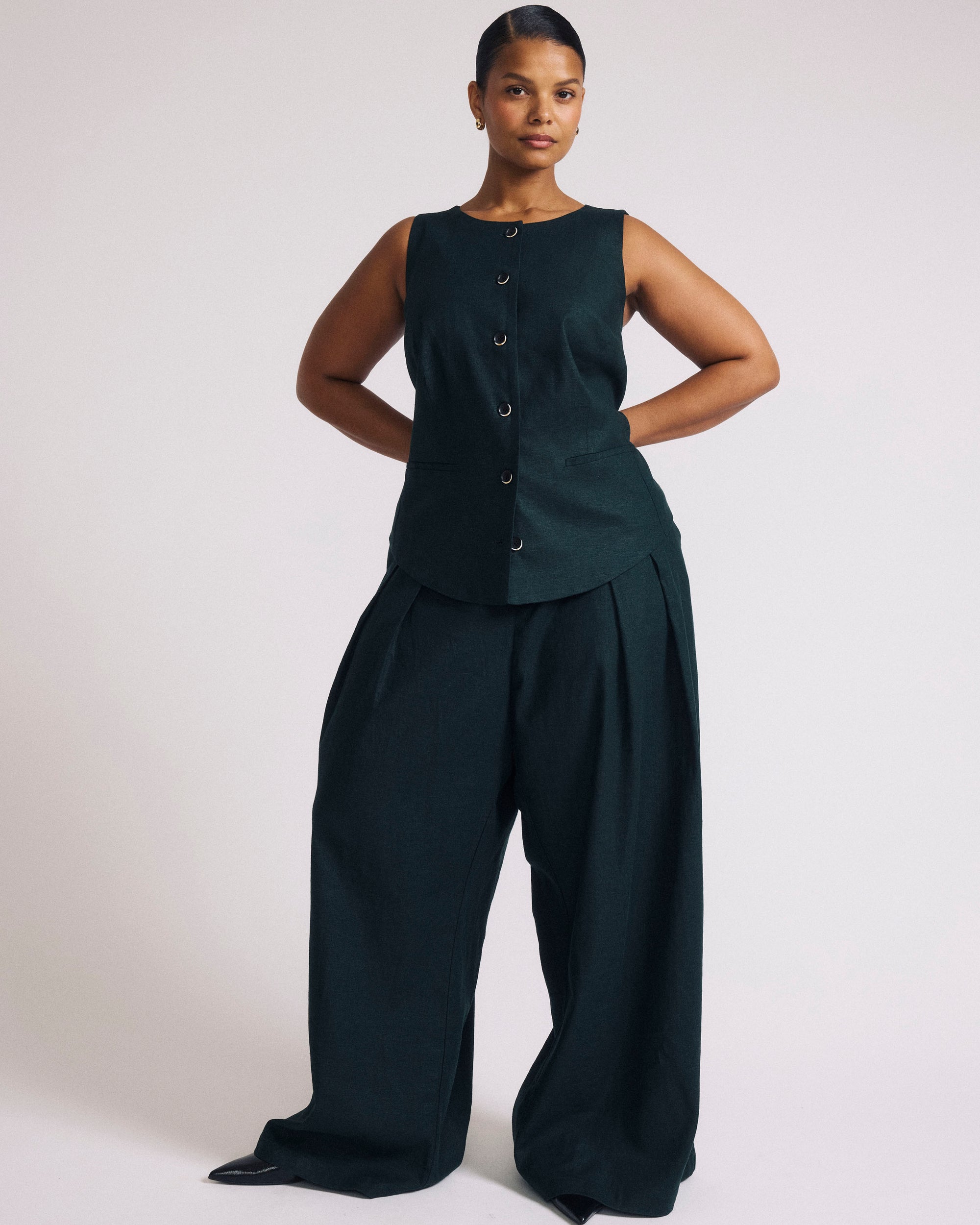 Woman wearing Palais Stretch Linen Wide Leg Pant - Forest Green from Universal Standard