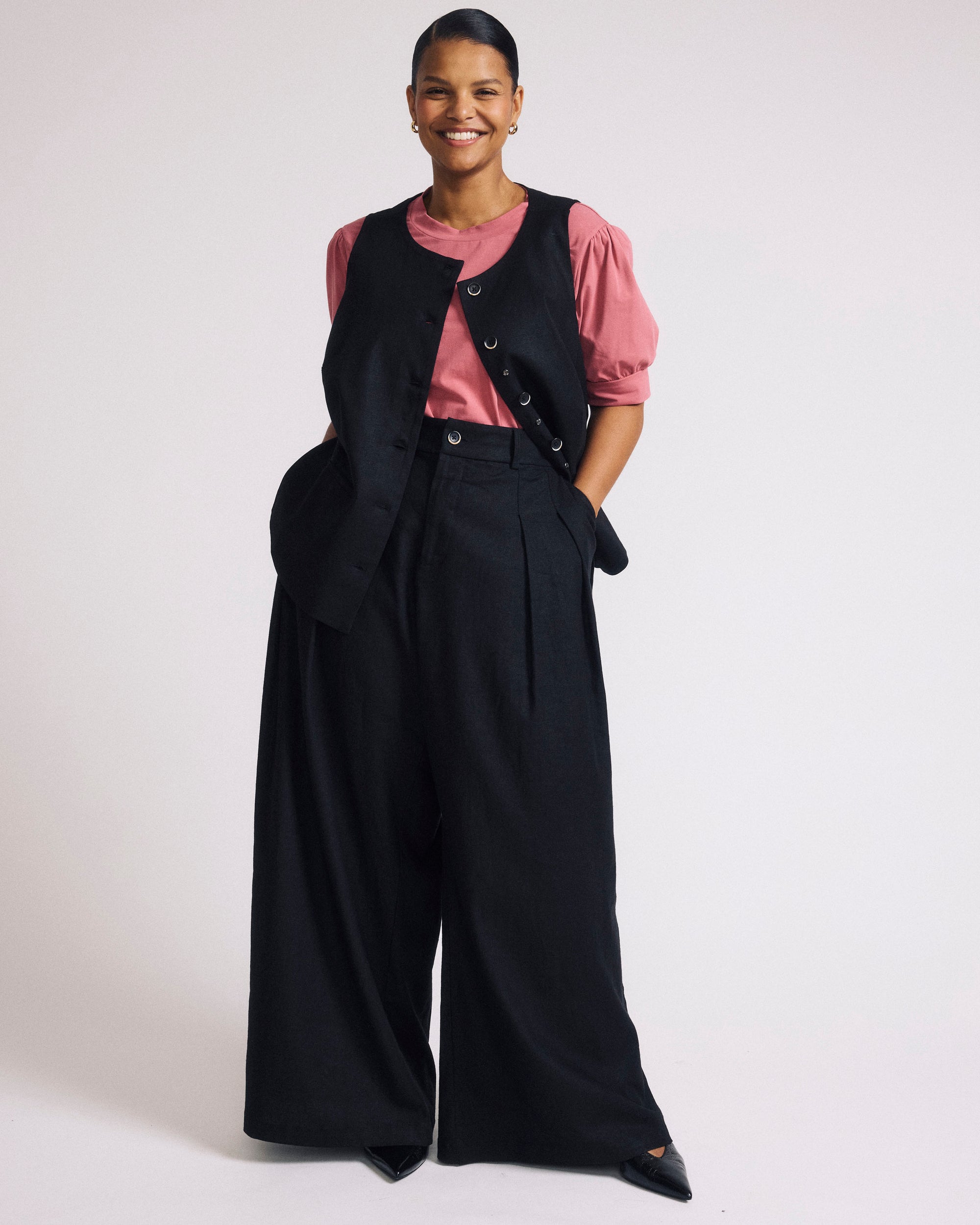 Woman wearing Palais Stretch Linen Wide Leg Pant - Black from Universal Standard