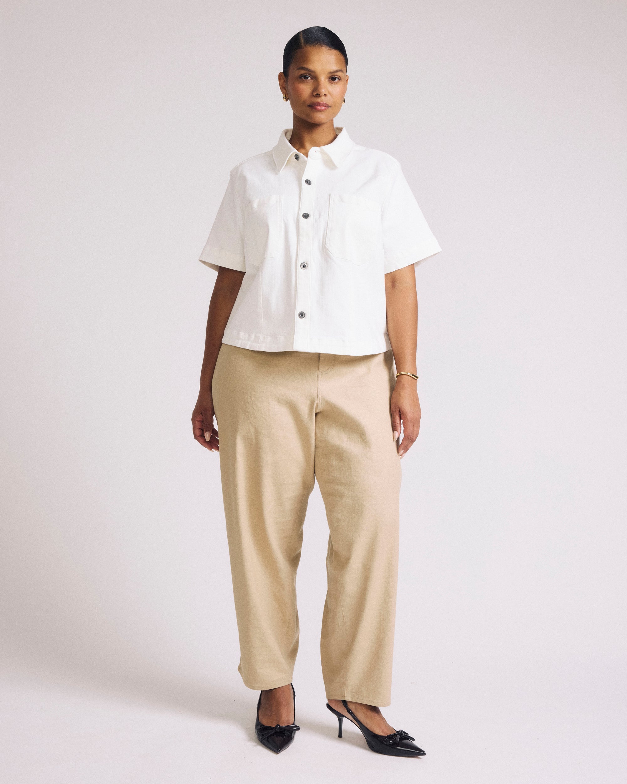 Woman wearing Lou Barrel Leg Linen Pants - Danish Coffee from Universal Standard