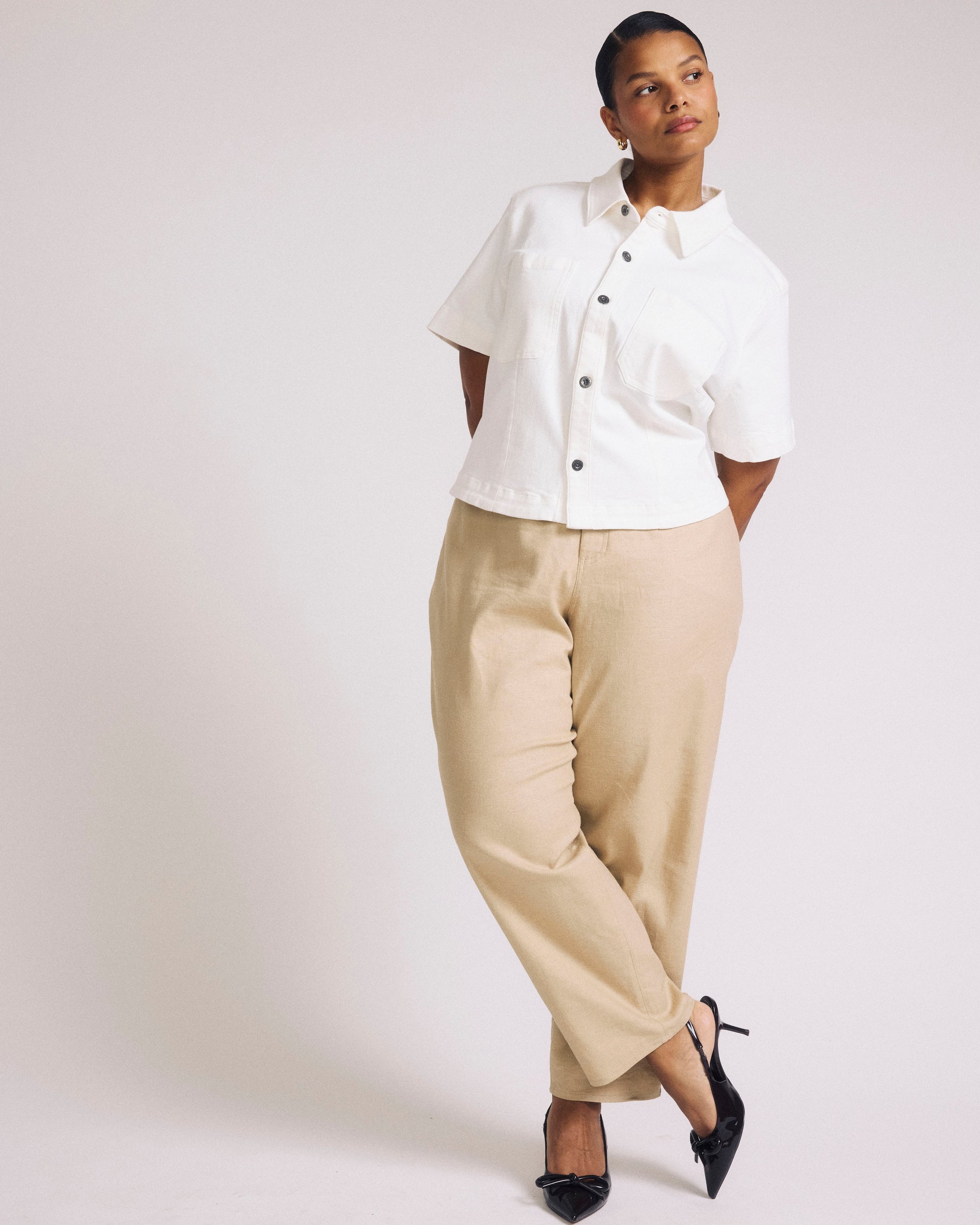 Woman wearing Lou Barrel Leg Linen Pants - Danish Coffee from Universal Standard