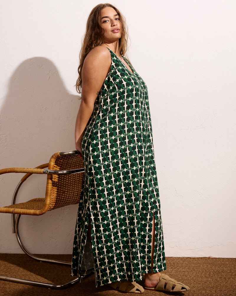 Woman wearing Islet Button-Down Linen Maxi Dress - Green Trellis Print from Universal Standard