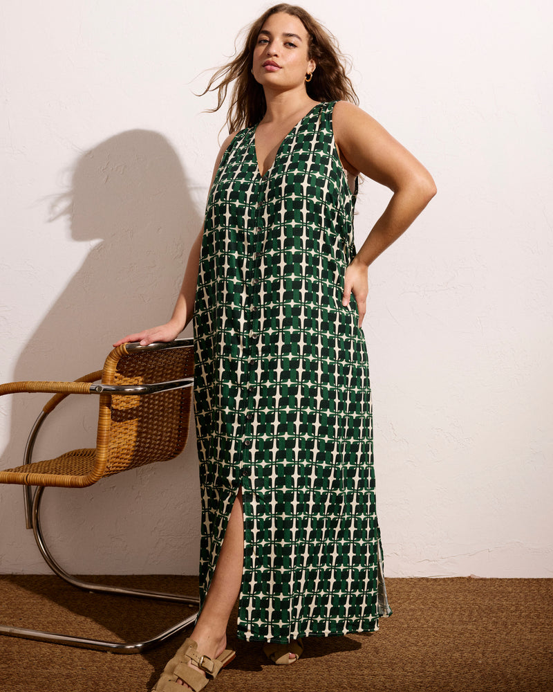 Woman wearing Islet Button-Down Linen Maxi Dress - Green Trellis Print from Universal Standard