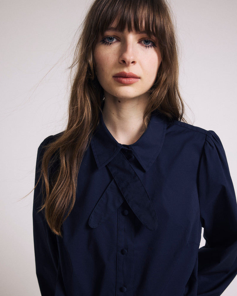 Woman wearing Janet Tie-Neck Cotton Poplin Shirt - Navy from Universal Standard
