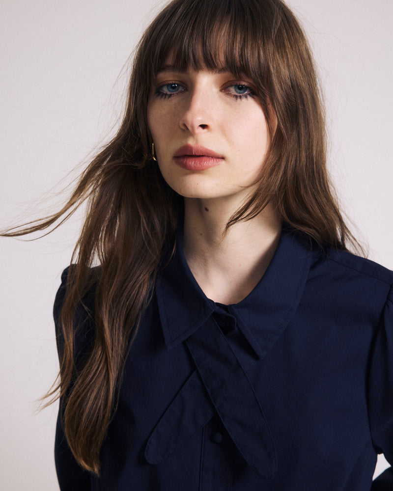 Woman wearing Janet Tie-Neck Cotton Poplin Shirt - Navy from Universal Standard
