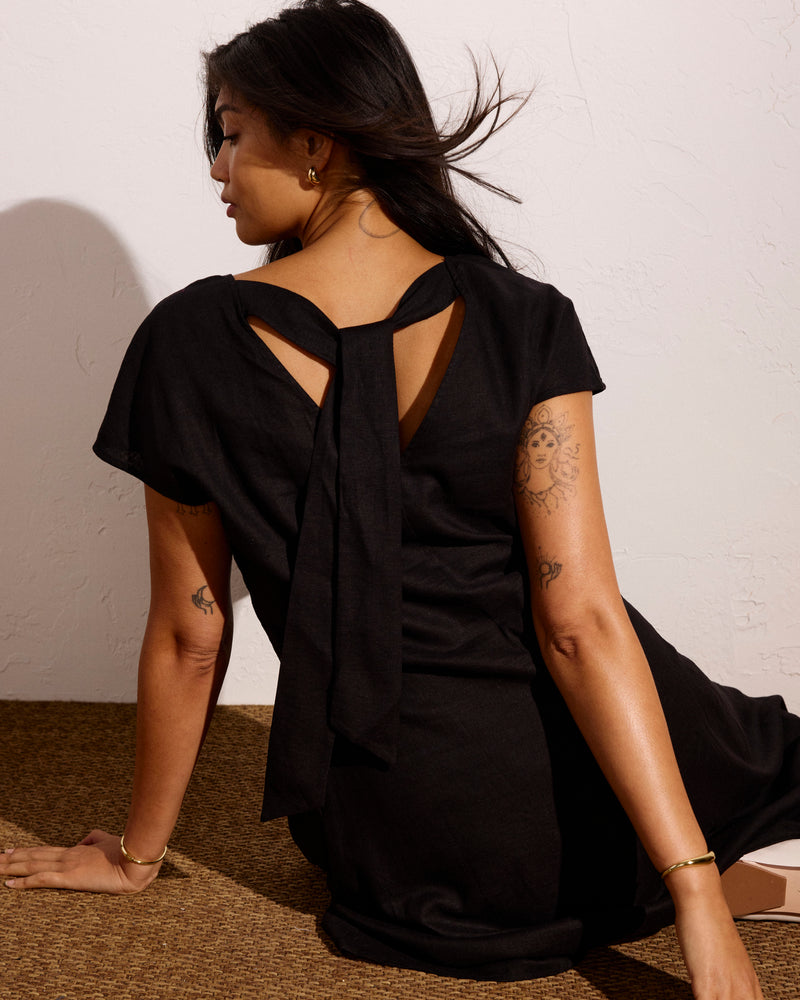 Woman wearing Louvre Bow Back Linen Dress - Black from Universal Standard