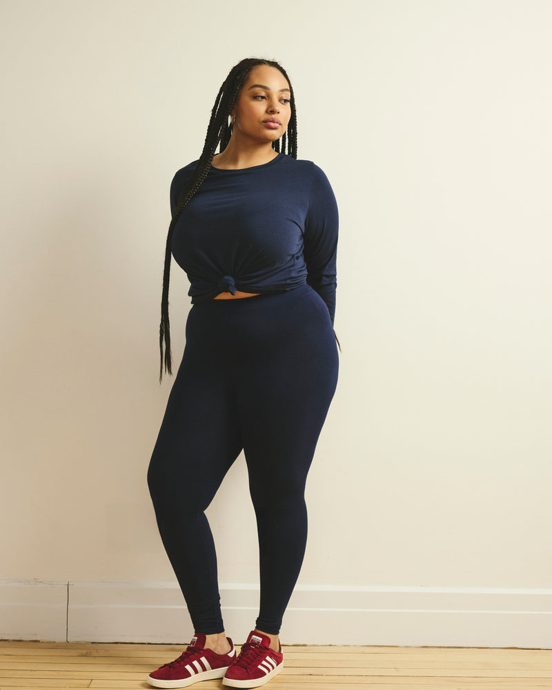 Woman wearing Roya Leggings 27 Inch - Midnight from Universal Standard