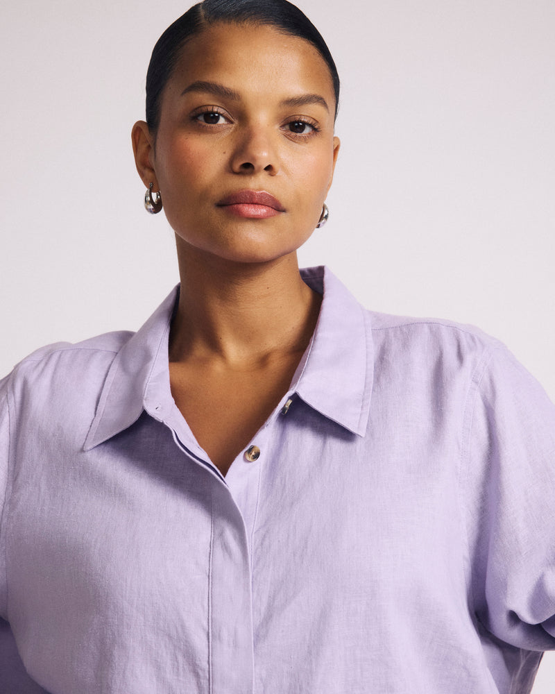Woman wearing Elbe Stretch Linen Shirt - Orchid from Universal Standard