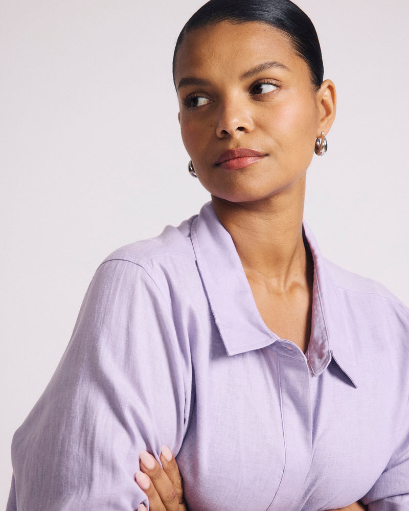 Woman wearing Elbe Stretch Linen Shirt - Orchid from Universal Standard