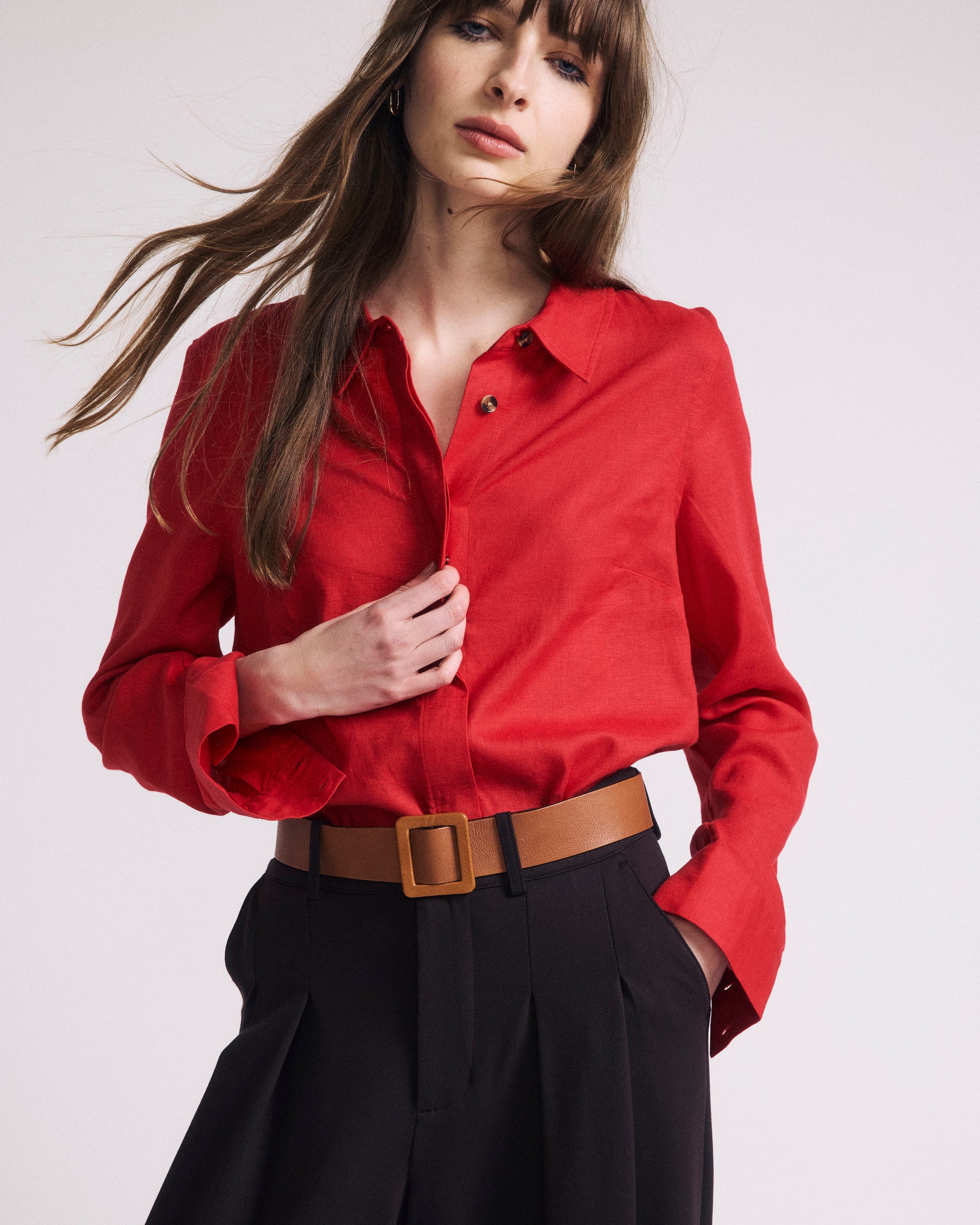 Woman wearing Elbe Stretch Linen Shirt - Brilliant Red from Universal Standard