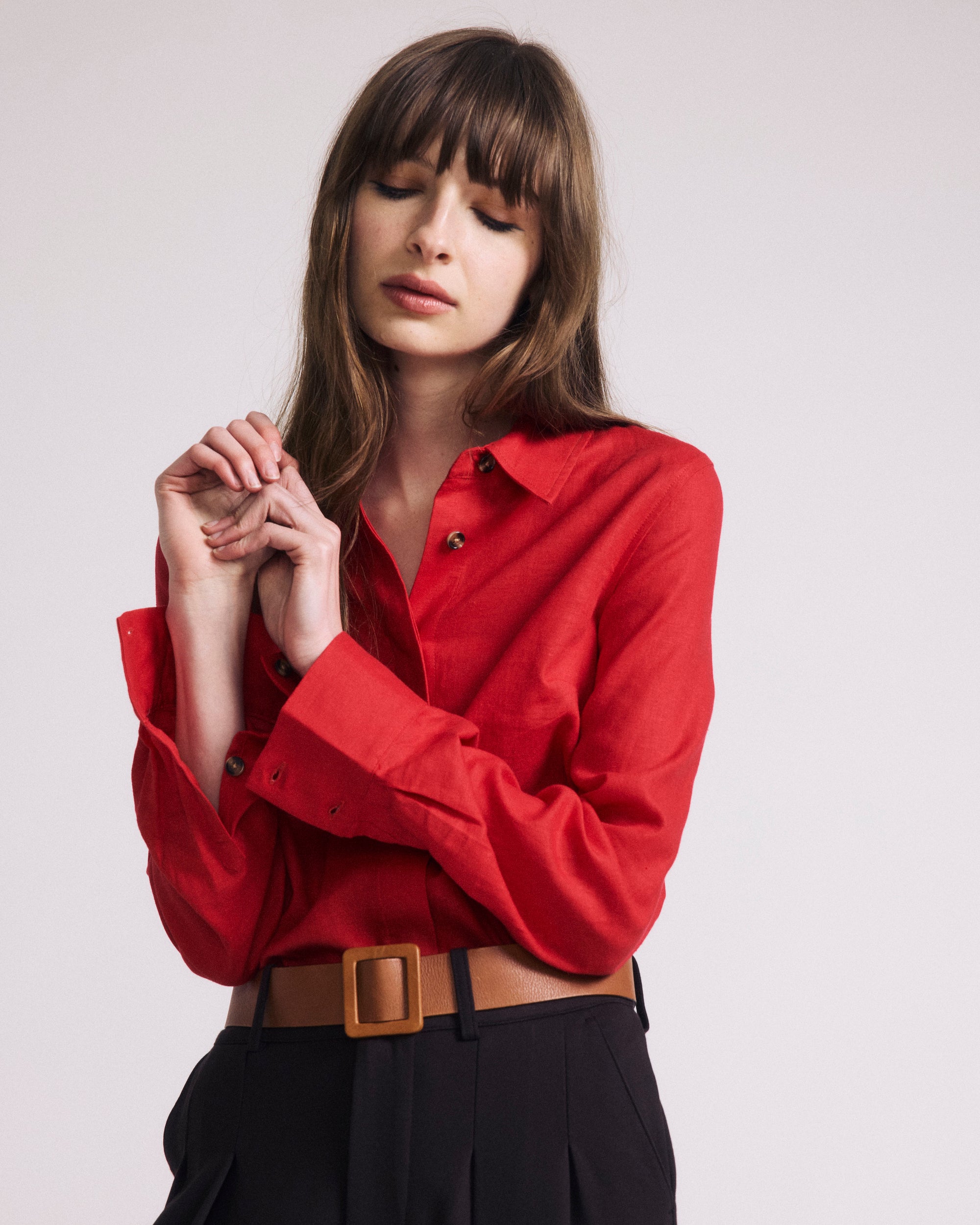 Woman wearing Elbe Stretch Linen Shirt - Brilliant Red from Universal Standard