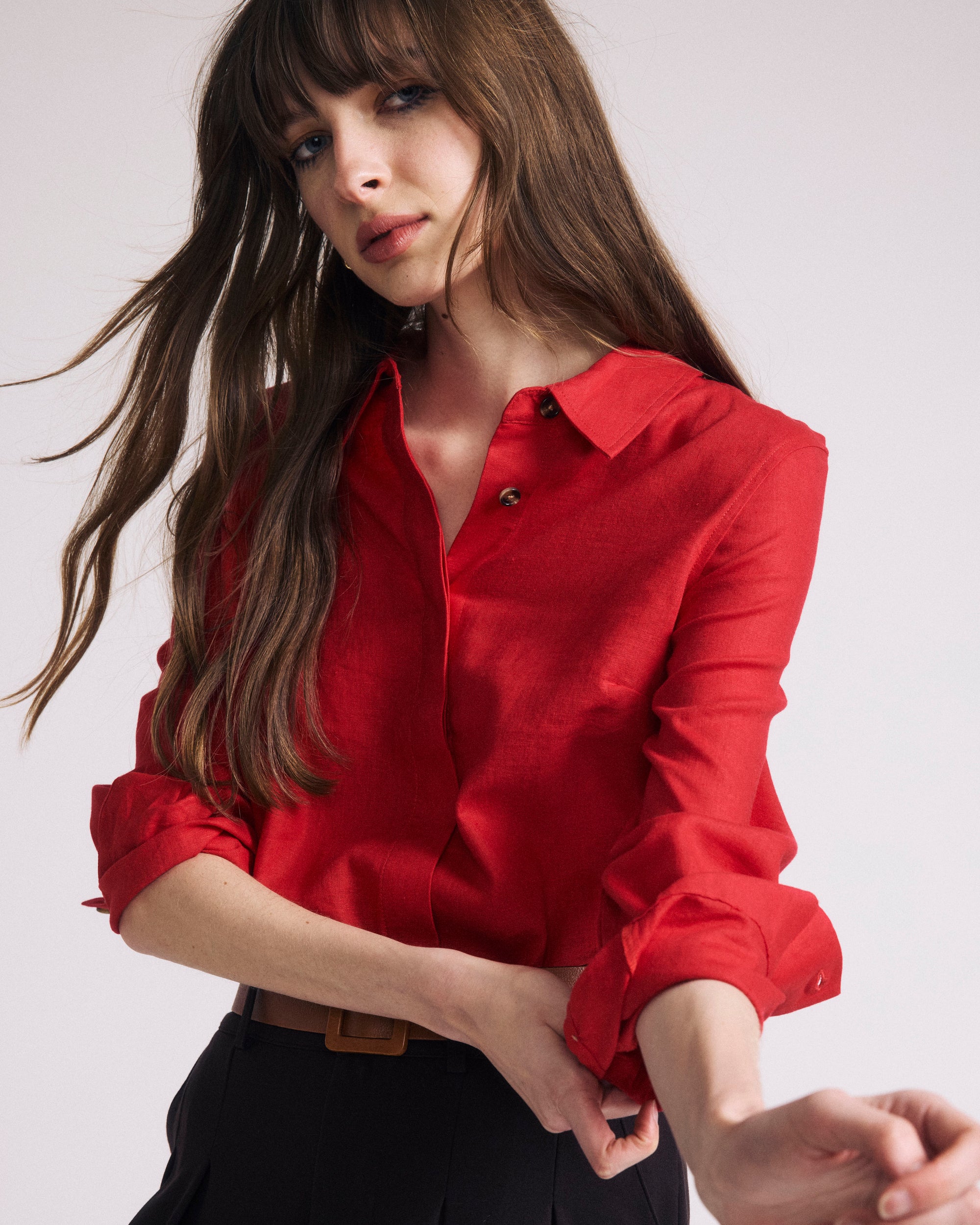 Woman wearing Elbe Stretch Linen Shirt - Brilliant Red from Universal Standard