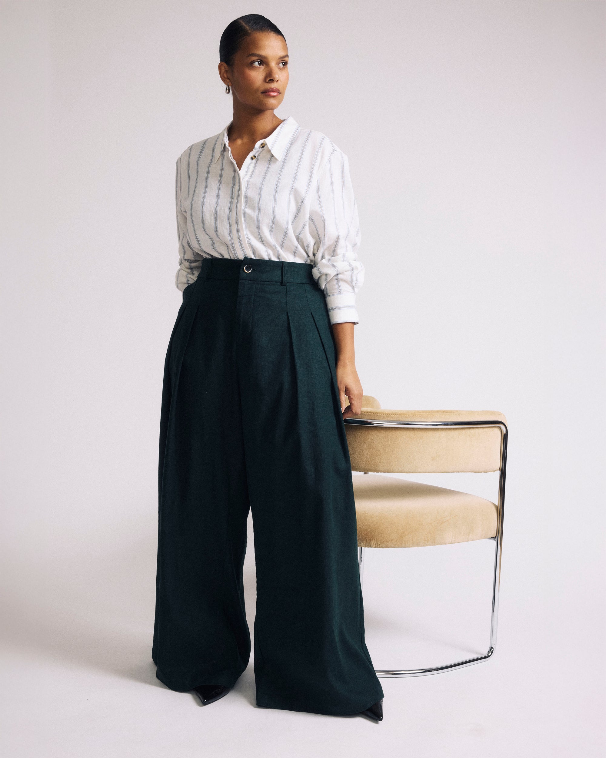 Woman wearing Elbe Popover Stretch Linen Shirt - Mayfair Stripe from Universal Standard