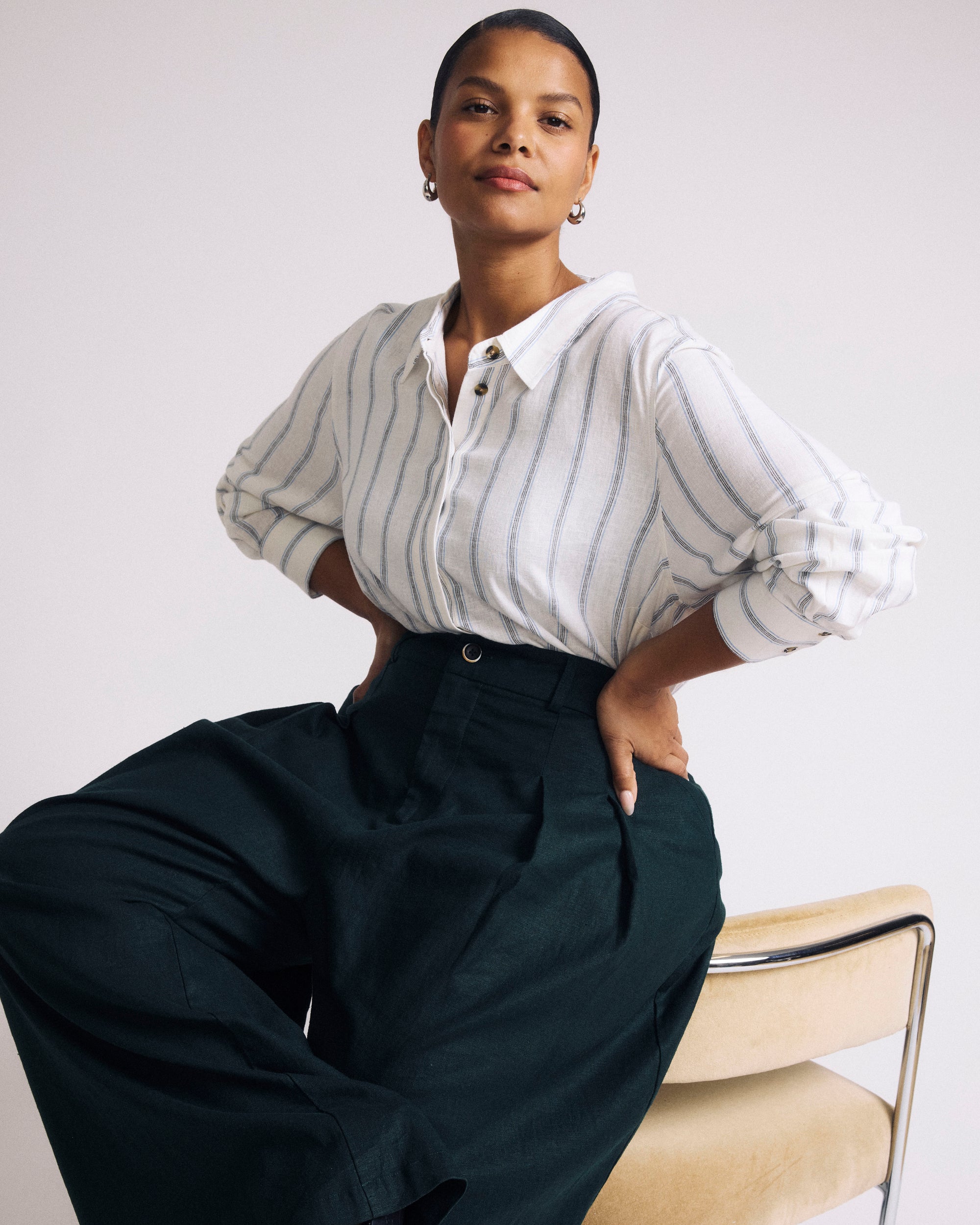 Woman wearing Elbe Popover Stretch Linen Shirt - Mayfair Stripe from Universal Standard
