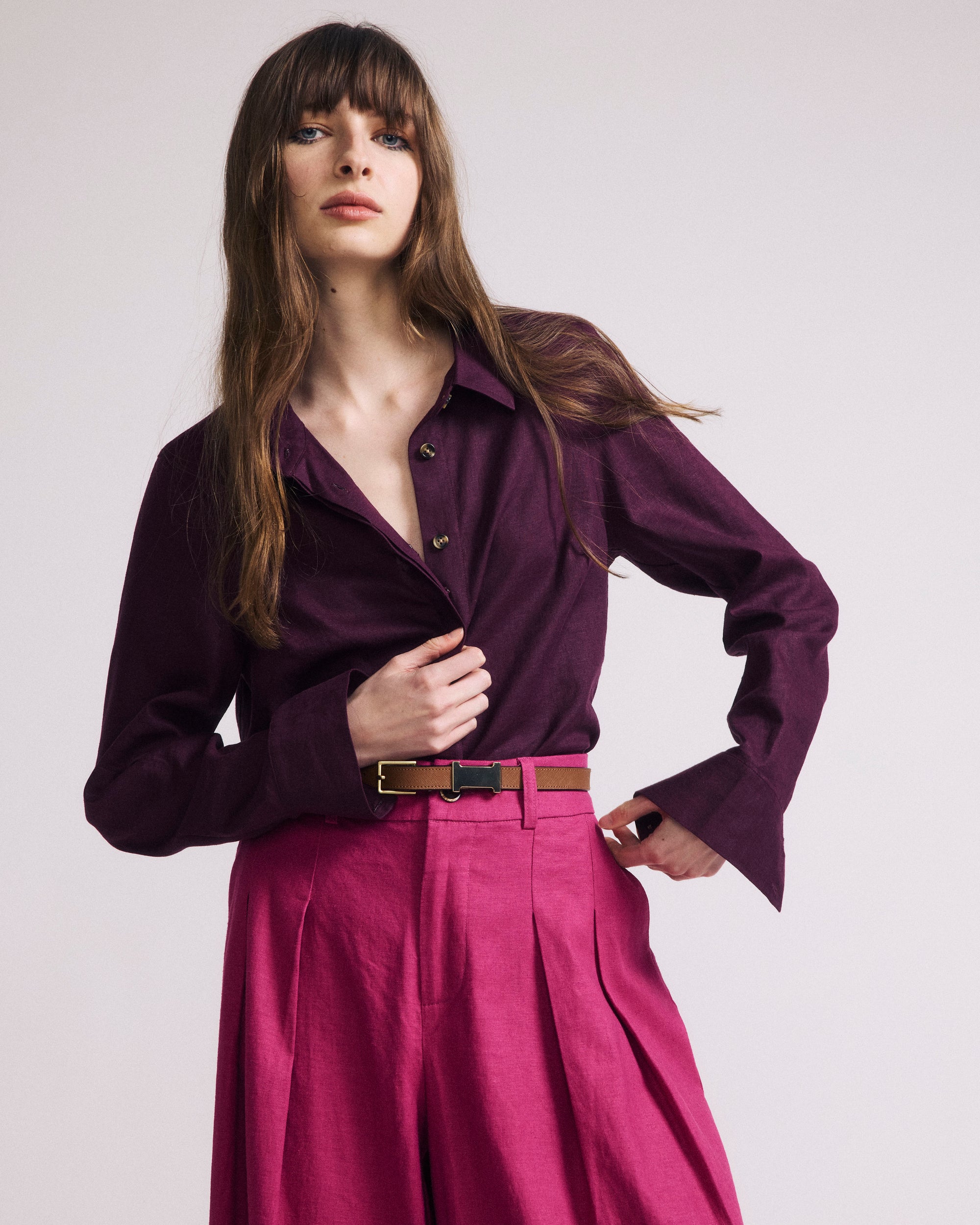 Woman wearing Elbe Stretch Linen Shirt - Acai from Universal Standard