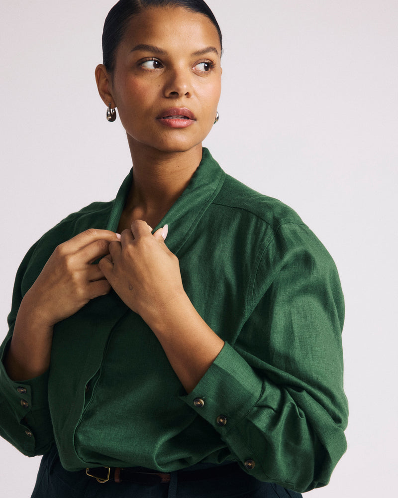 Woman wearing Elbe Popover Stretch Linen Shirt - Green Park from Universal Standard