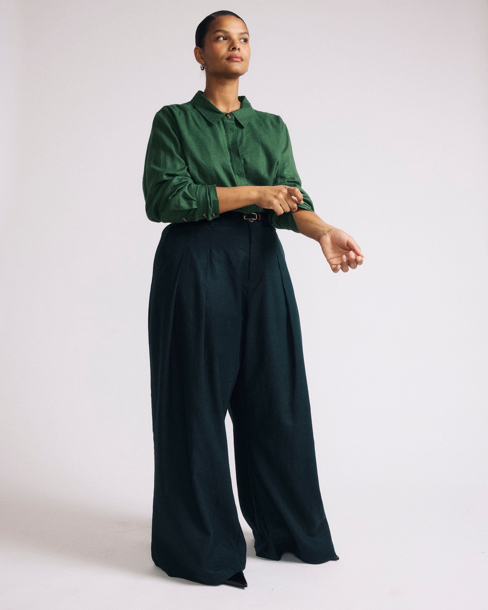 Woman wearing Elbe Popover Stretch Linen Shirt - Green Park from Universal Standard