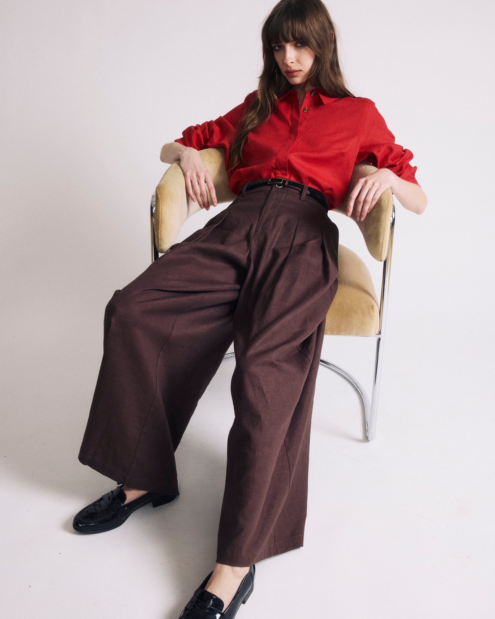 Woman wearing Palais Stretch Linen Wide Leg Pant - Sophisticated Brown from Universal Standard