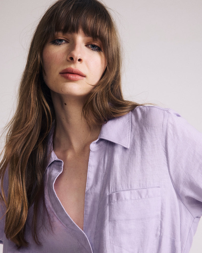 Woman wearing Elbe Popover Stretch Linen Shirt - Orchid from Universal Standard
