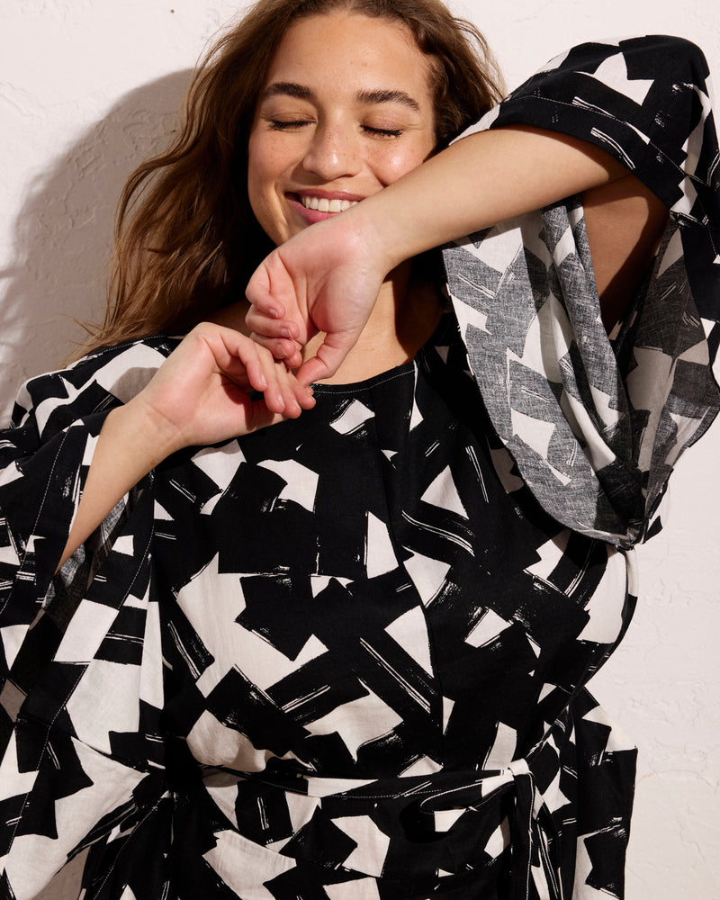 Woman wearing Lio Linen Dress - Santiago Print from Universal Standard