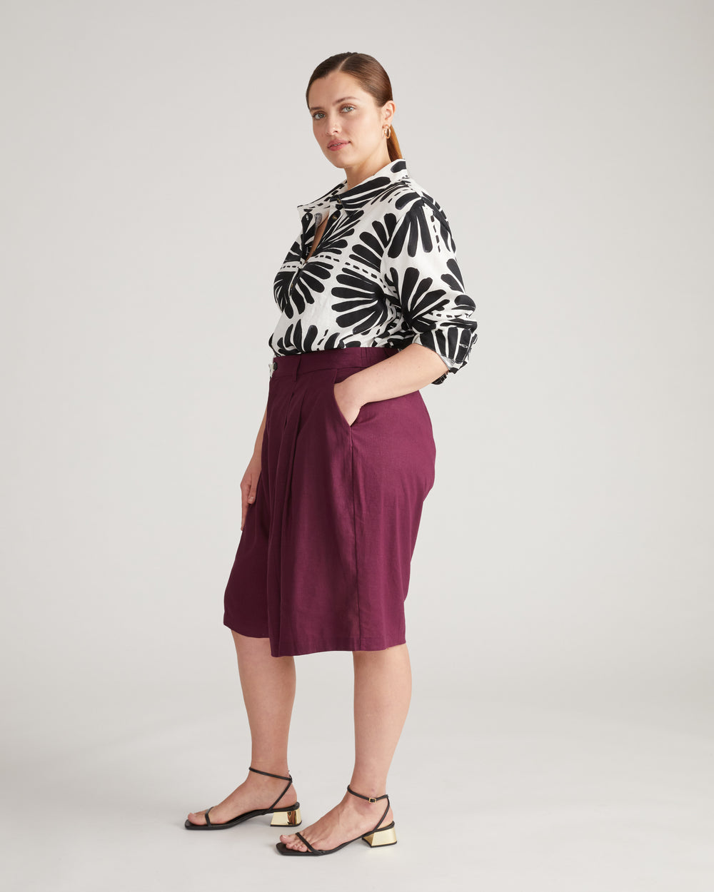 Seaport Tailored Linen Short - Acai