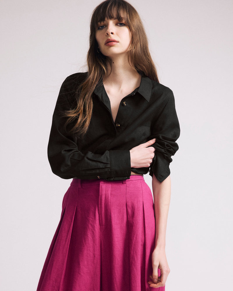 Woman wearing Elbe Popover Stretch Linen Shirt - Black from Universal Standard