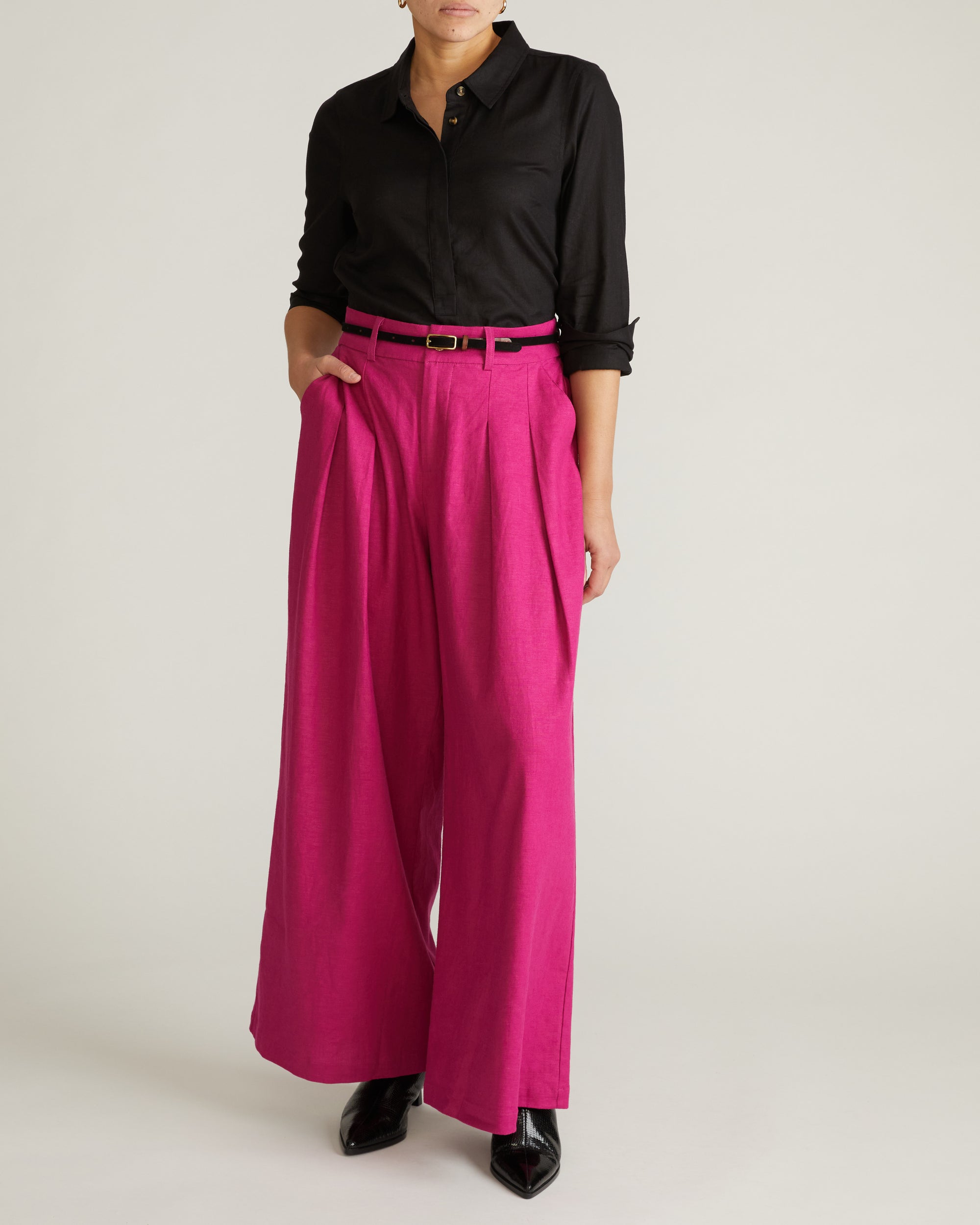 Woman wearing Elbe Popover Stretch Linen Shirt - Black from Universal Standard