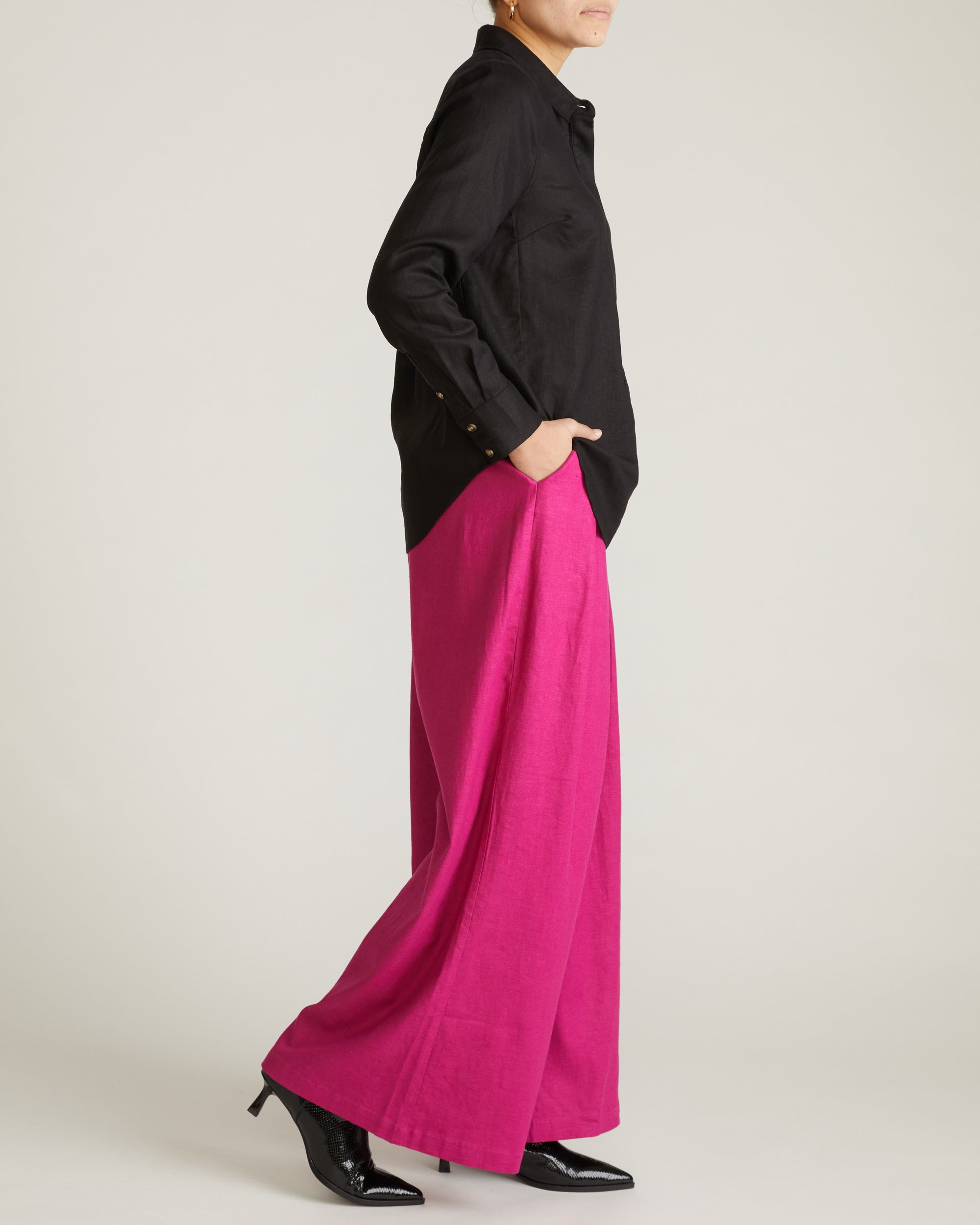 Woman wearing Elbe Popover Stretch Linen Shirt - Black from Universal Standard