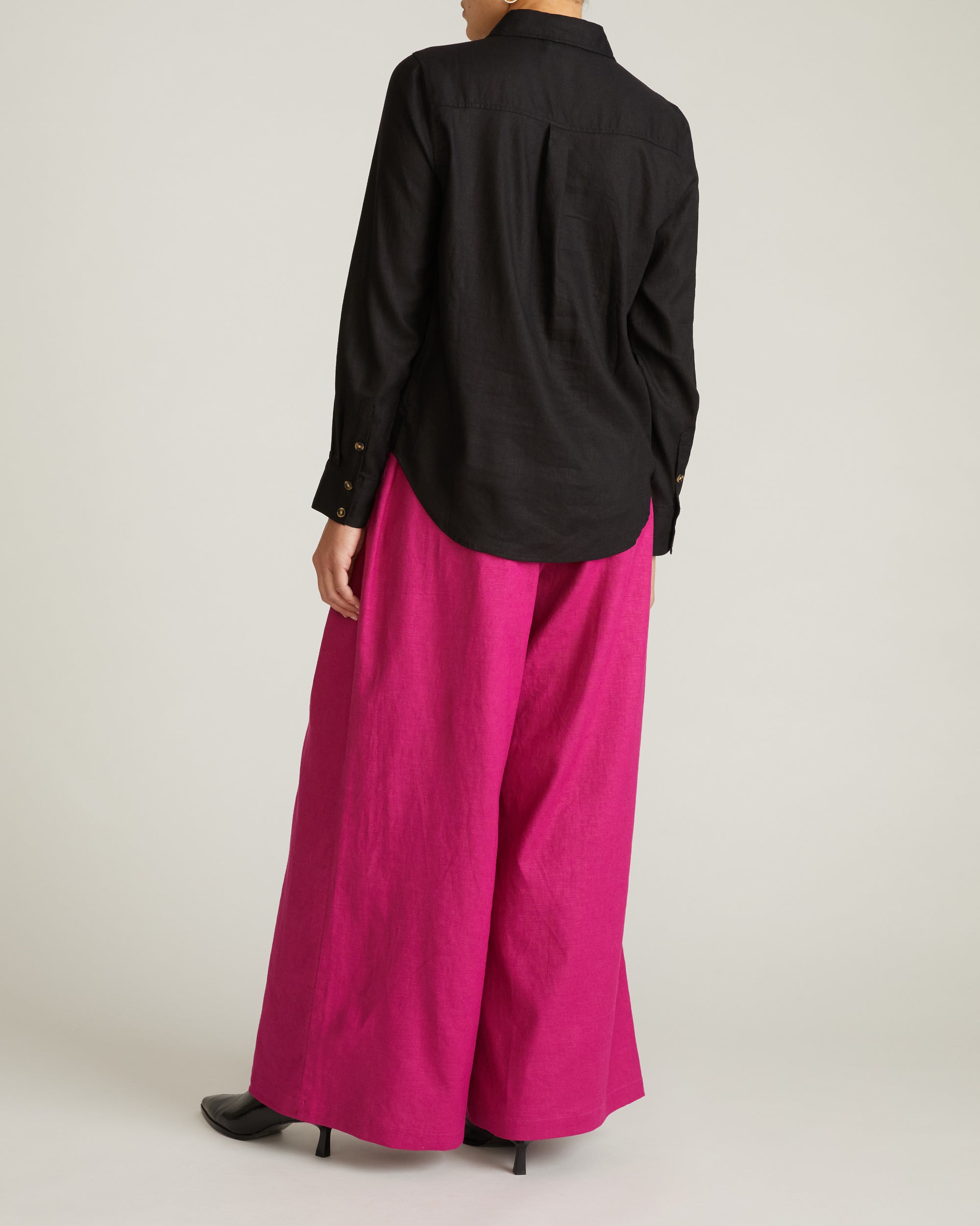 Woman wearing Elbe Popover Stretch Linen Shirt - Black from Universal Standard