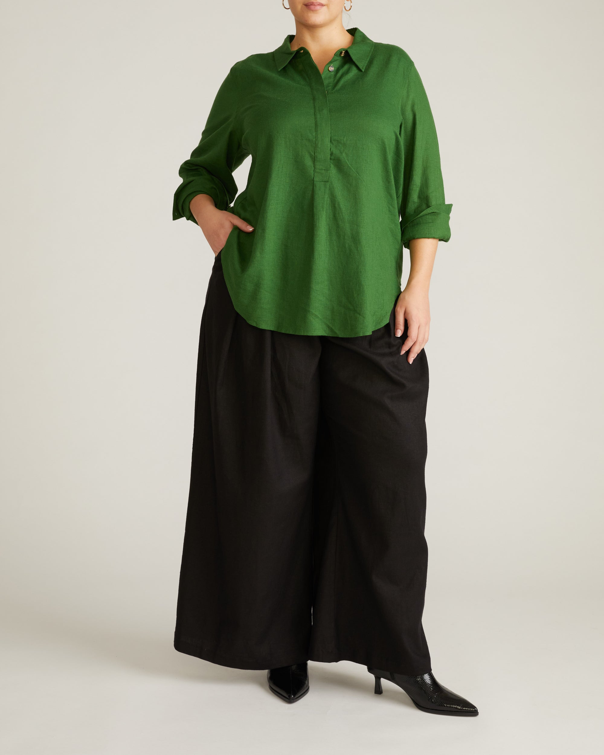Woman wearing Elbe Popover Stretch Linen Shirt - Green Park from Universal Standard