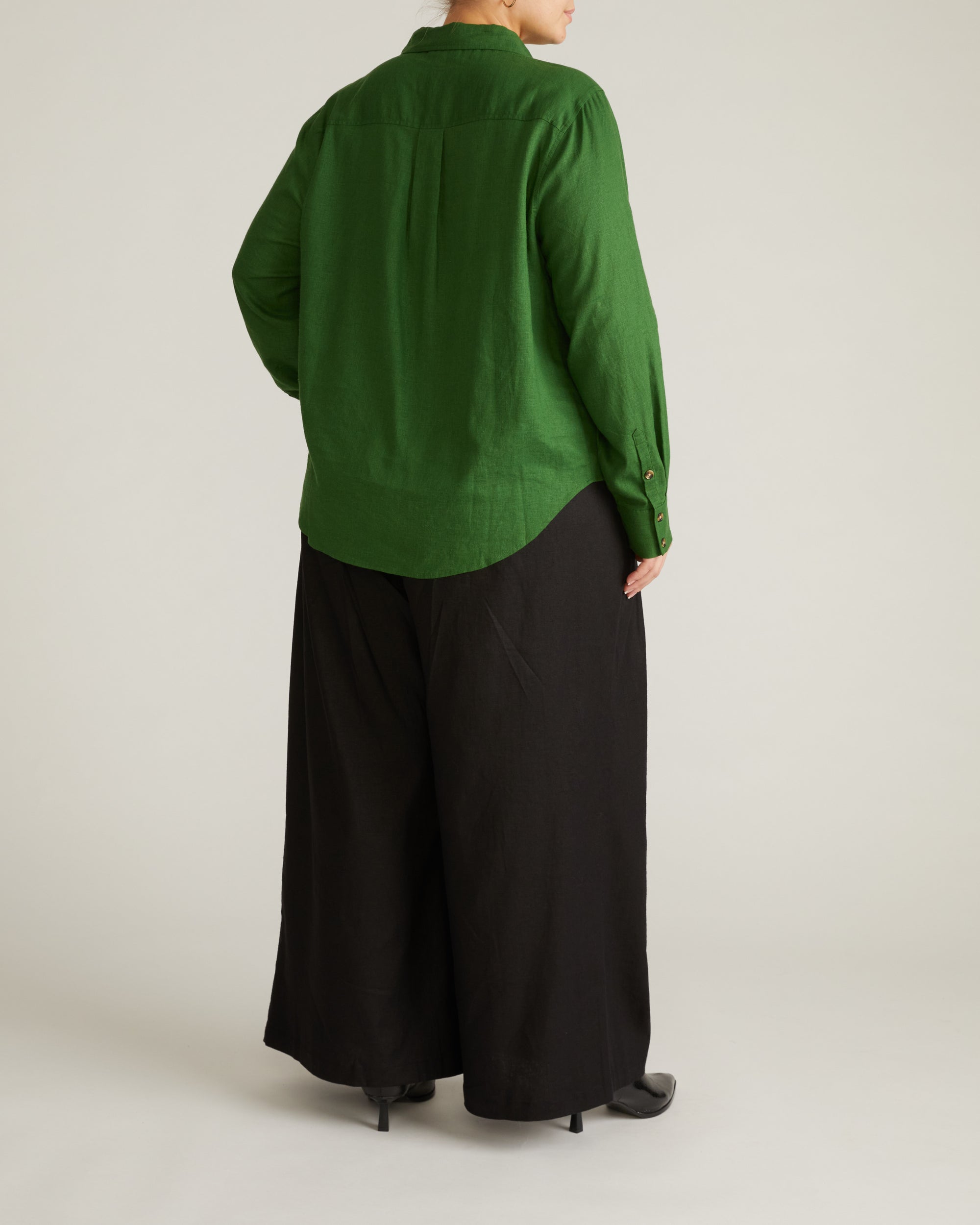 Woman wearing Elbe Popover Stretch Linen Shirt - Green Park from Universal Standard