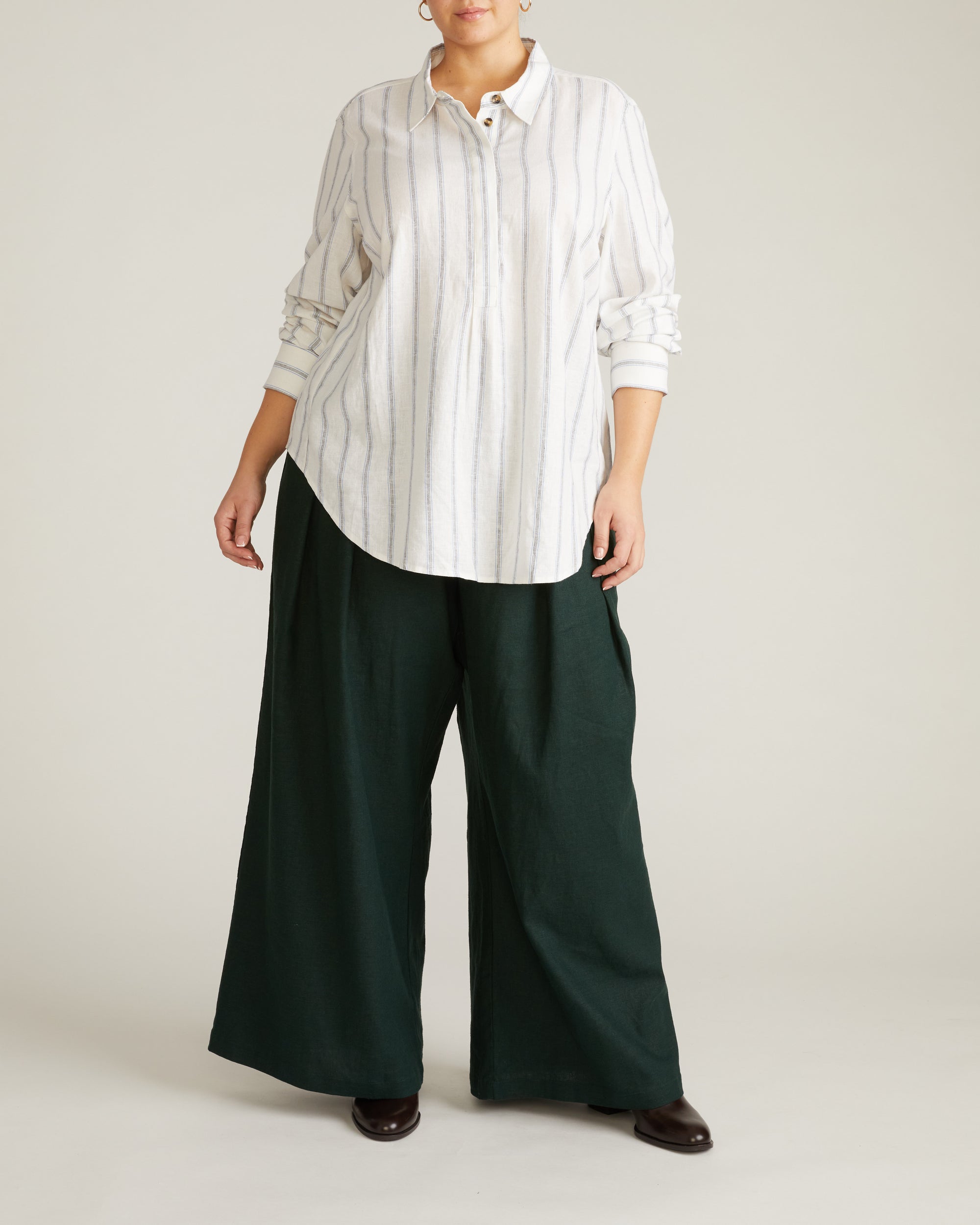 Woman wearing Elbe Popover Stretch Linen Shirt - Mayfair Stripe from Universal Standard