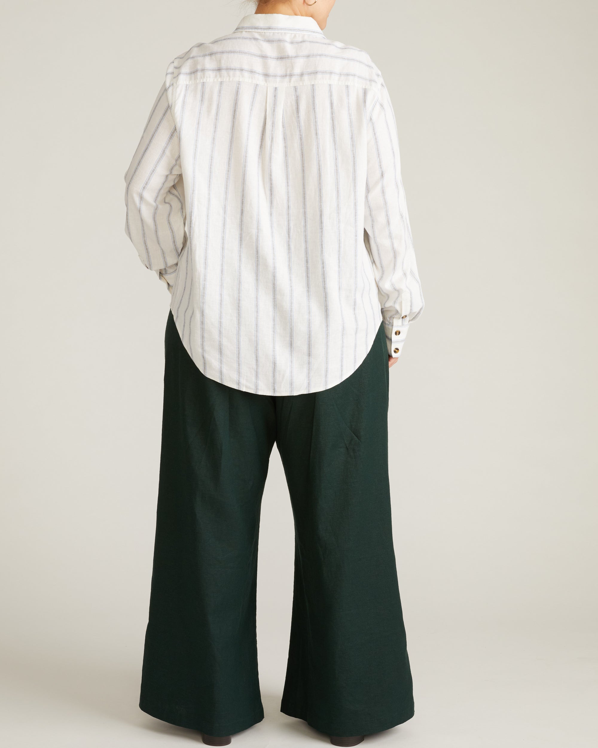Woman wearing Elbe Popover Stretch Linen Shirt - Mayfair Stripe from Universal Standard