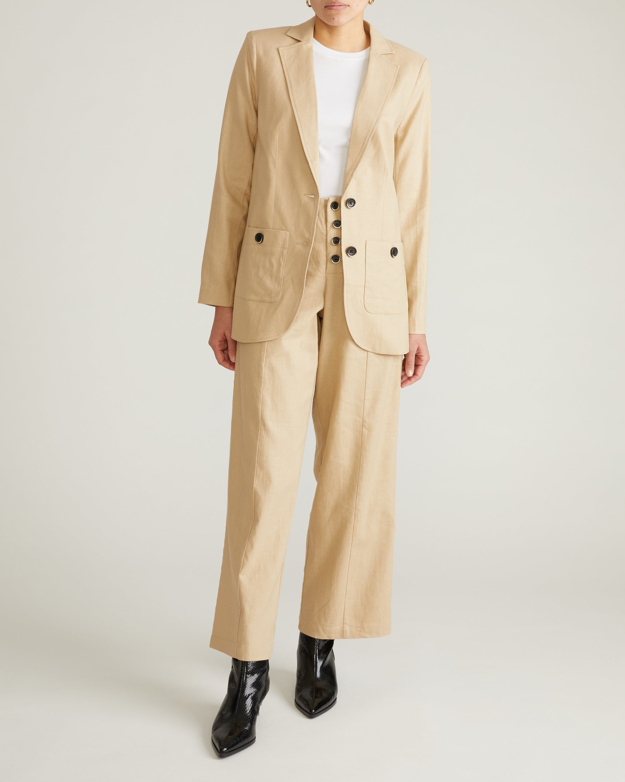 Woman wearing Coastal Linen Blazer - Danish Coffee from Universal Standard