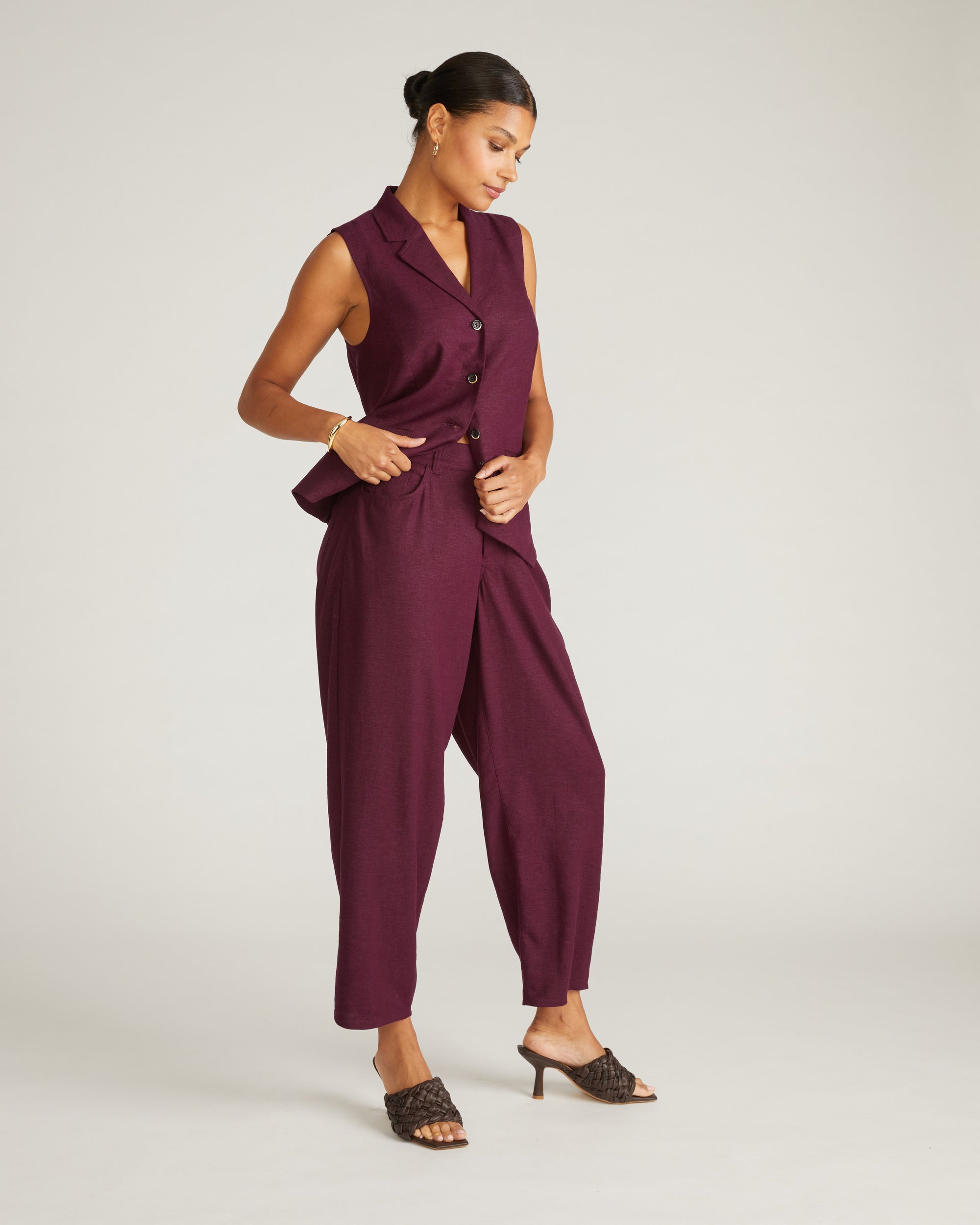 Woman wearing Lou Barrel Leg Linen Pants - Acai from Universal Standard