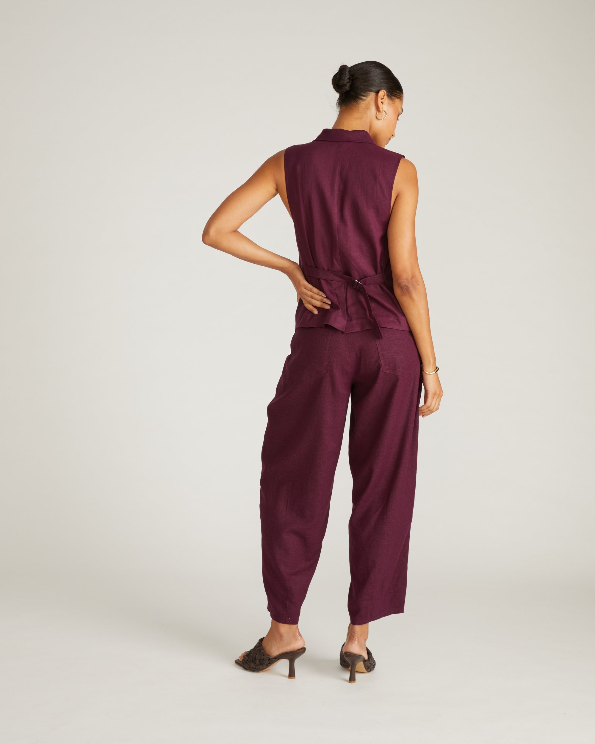 Woman wearing Lou Barrel Leg Linen Pants - Acai from Universal Standard