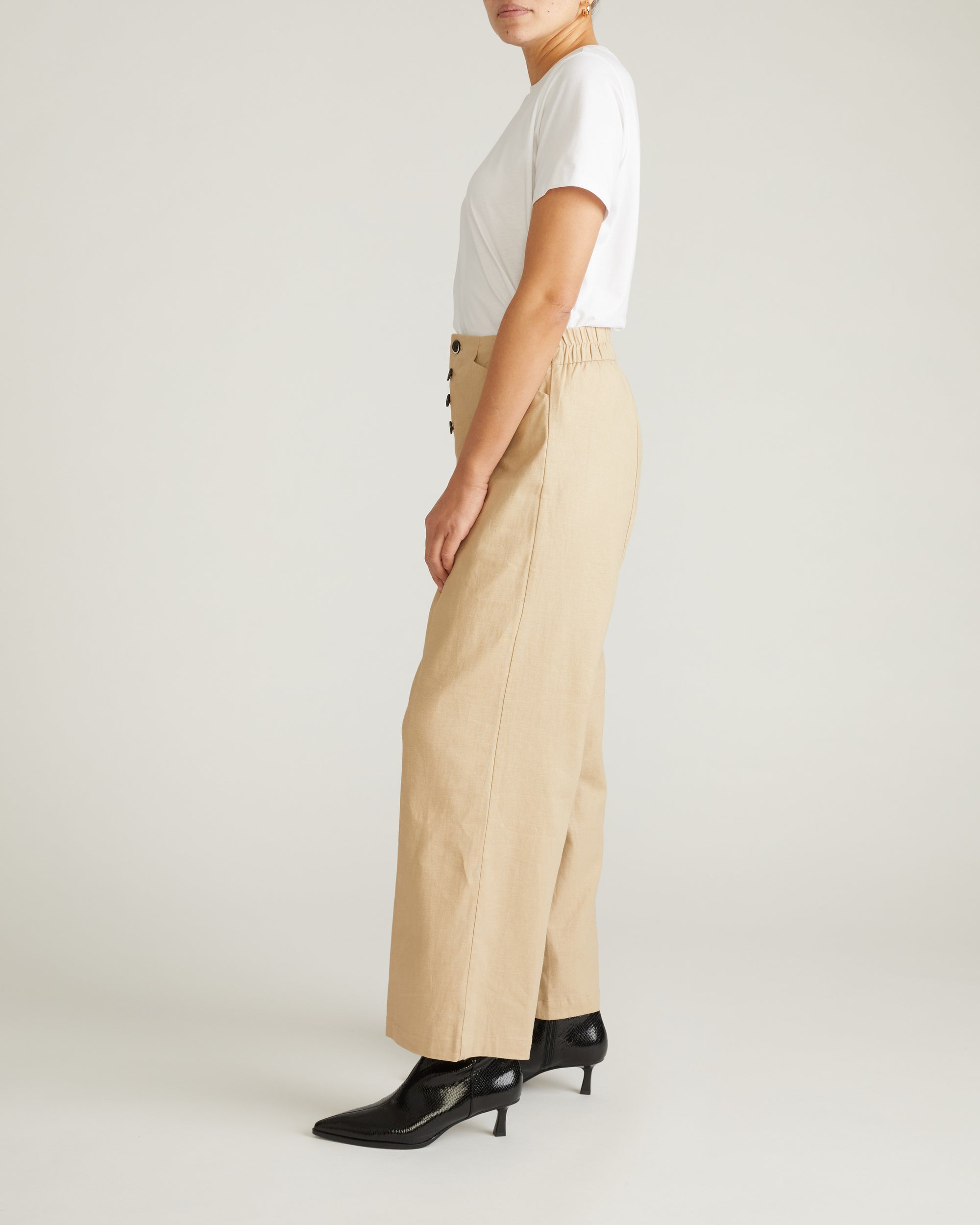 Woman wearing Coastal Linen Pants - Danish Coffee from Universal Standard