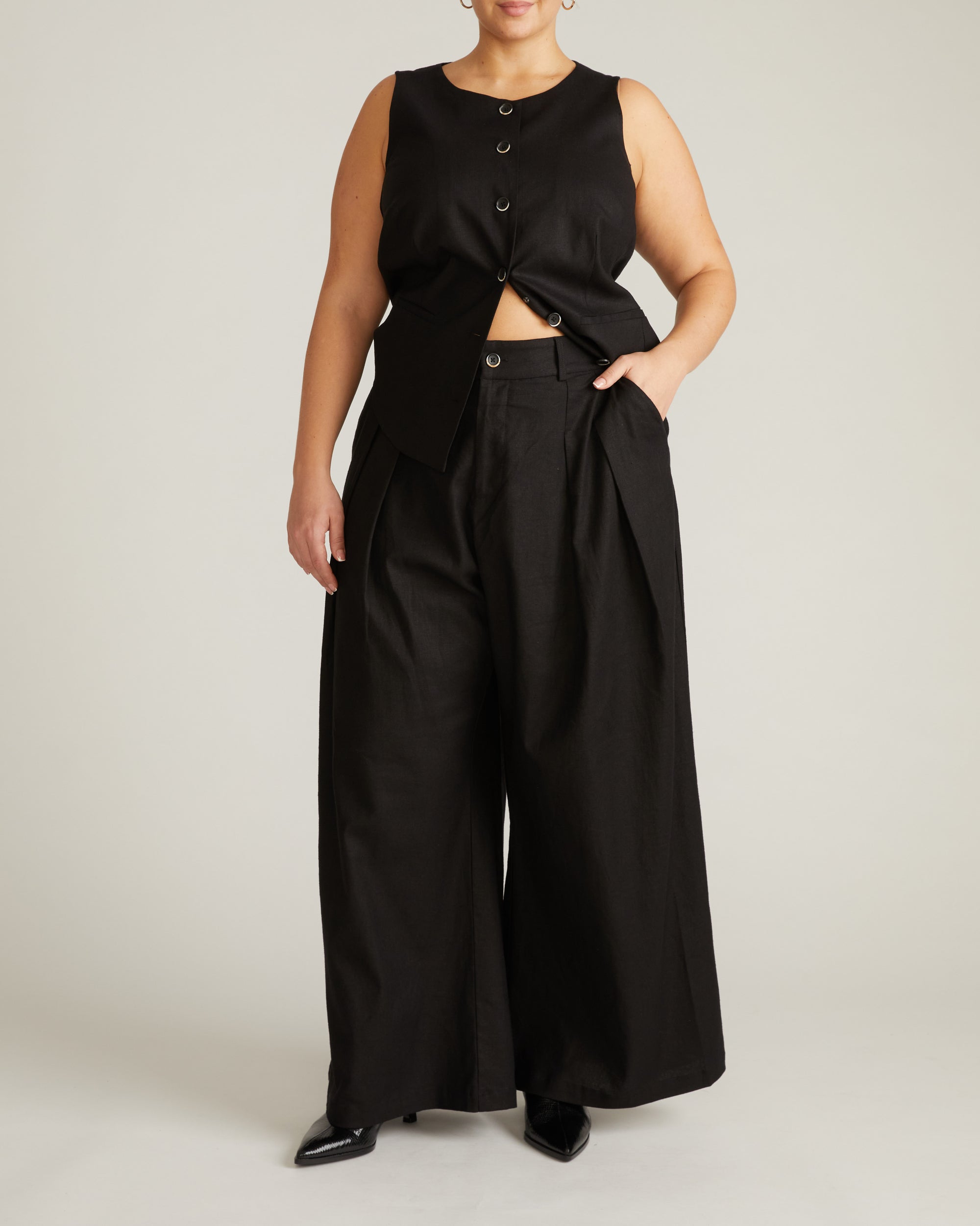 Woman wearing Palais Stretch Linen Wide Leg Pant - Black from Universal Standard