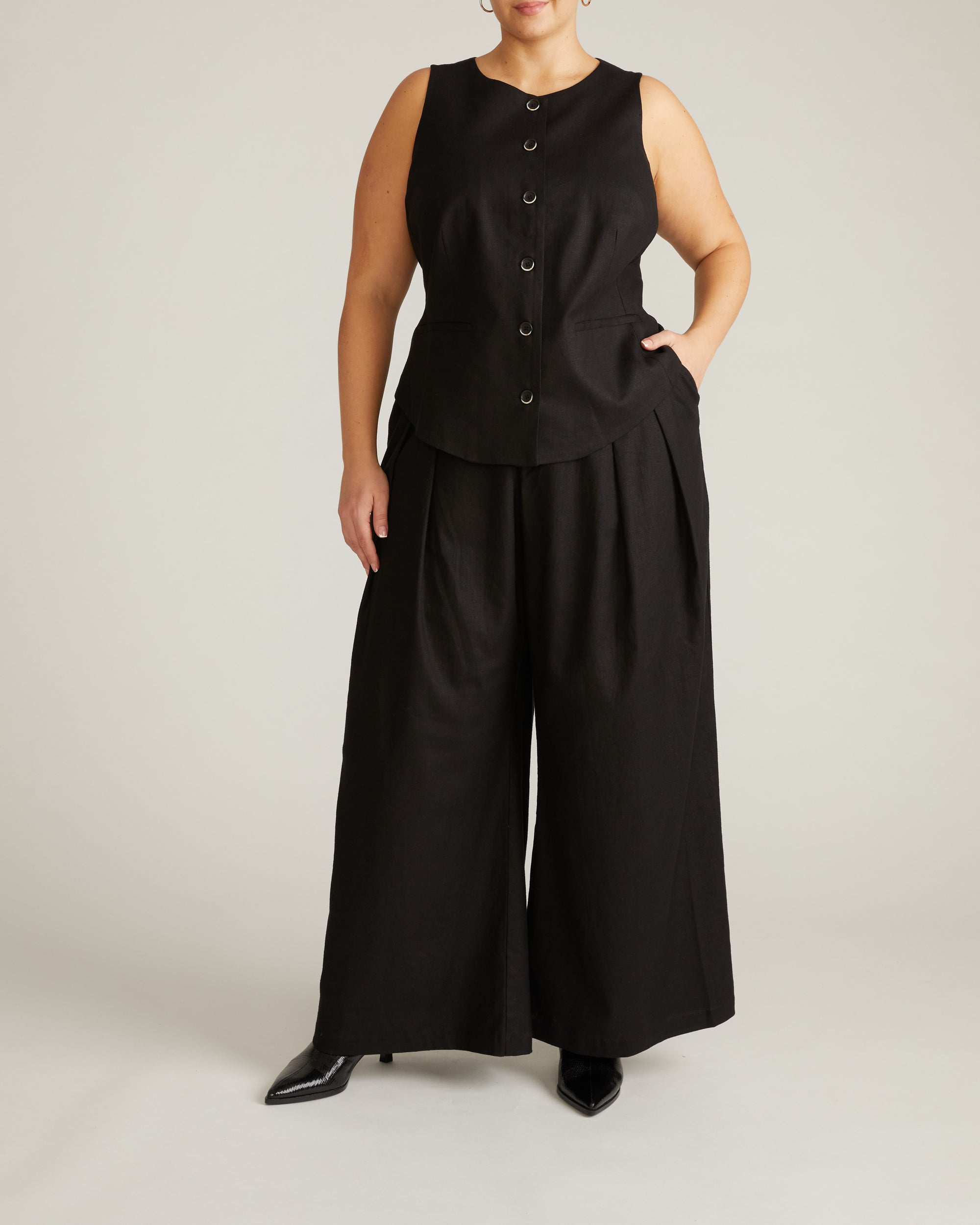 Woman wearing Palais Stretch Linen Wide Leg Pant - Black from Universal Standard