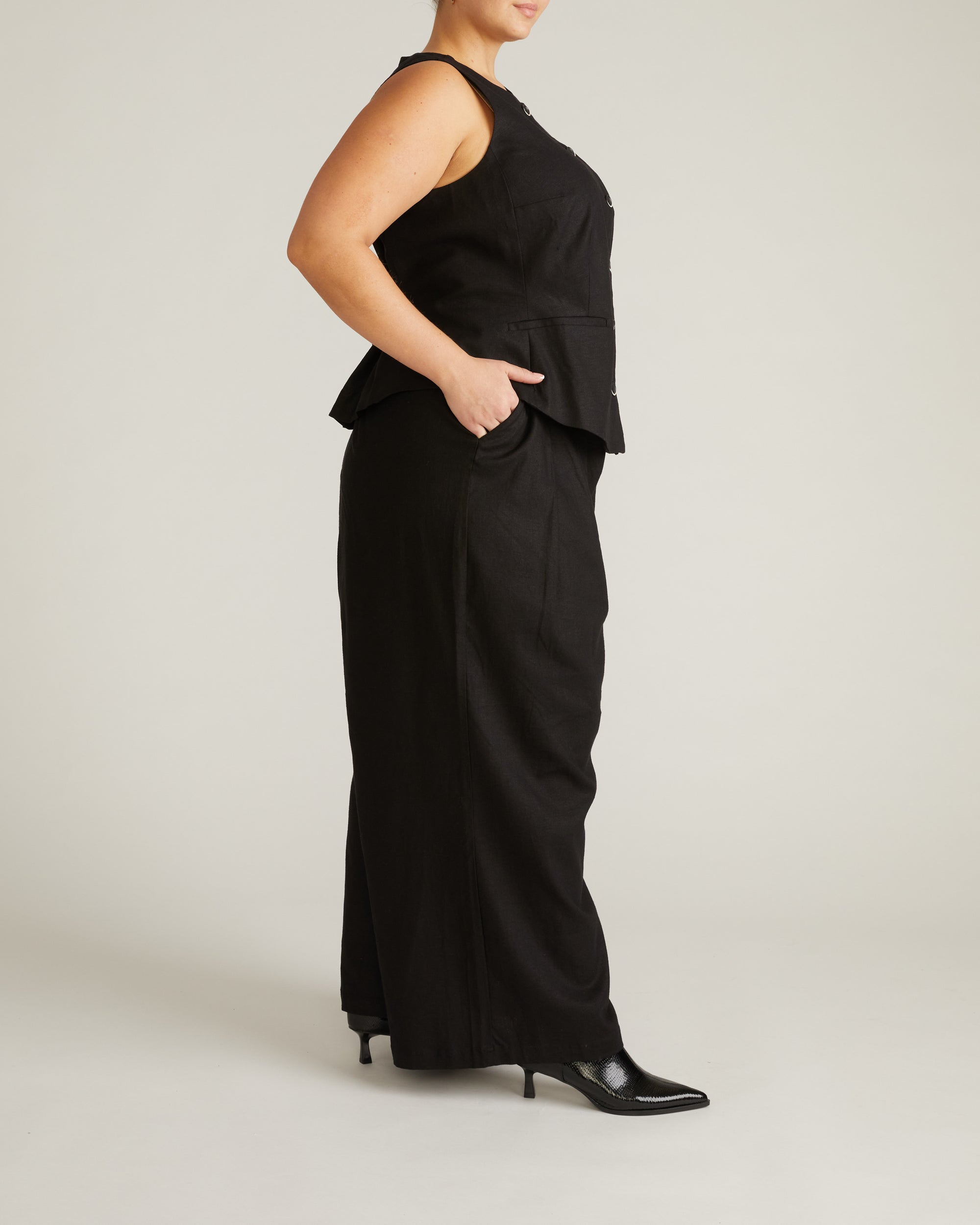 Woman wearing Palais Stretch Linen Wide Leg Pant - Black from Universal Standard