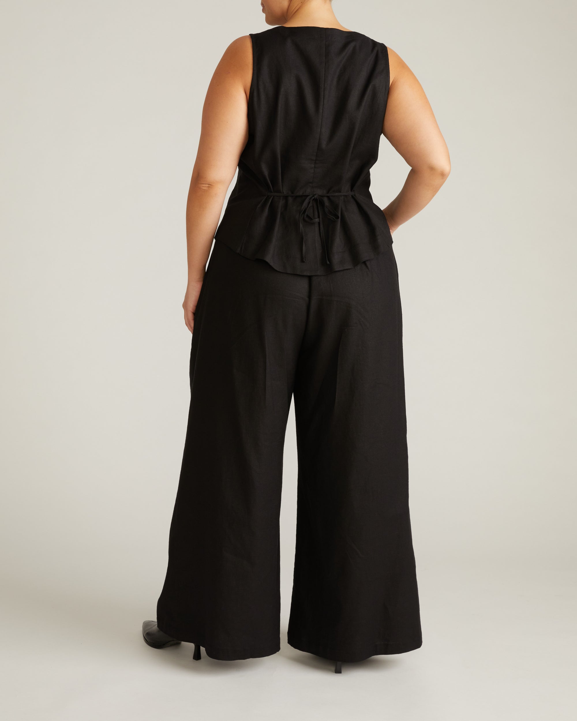 Woman wearing Palais Stretch Linen Wide Leg Pant - Black from Universal Standard