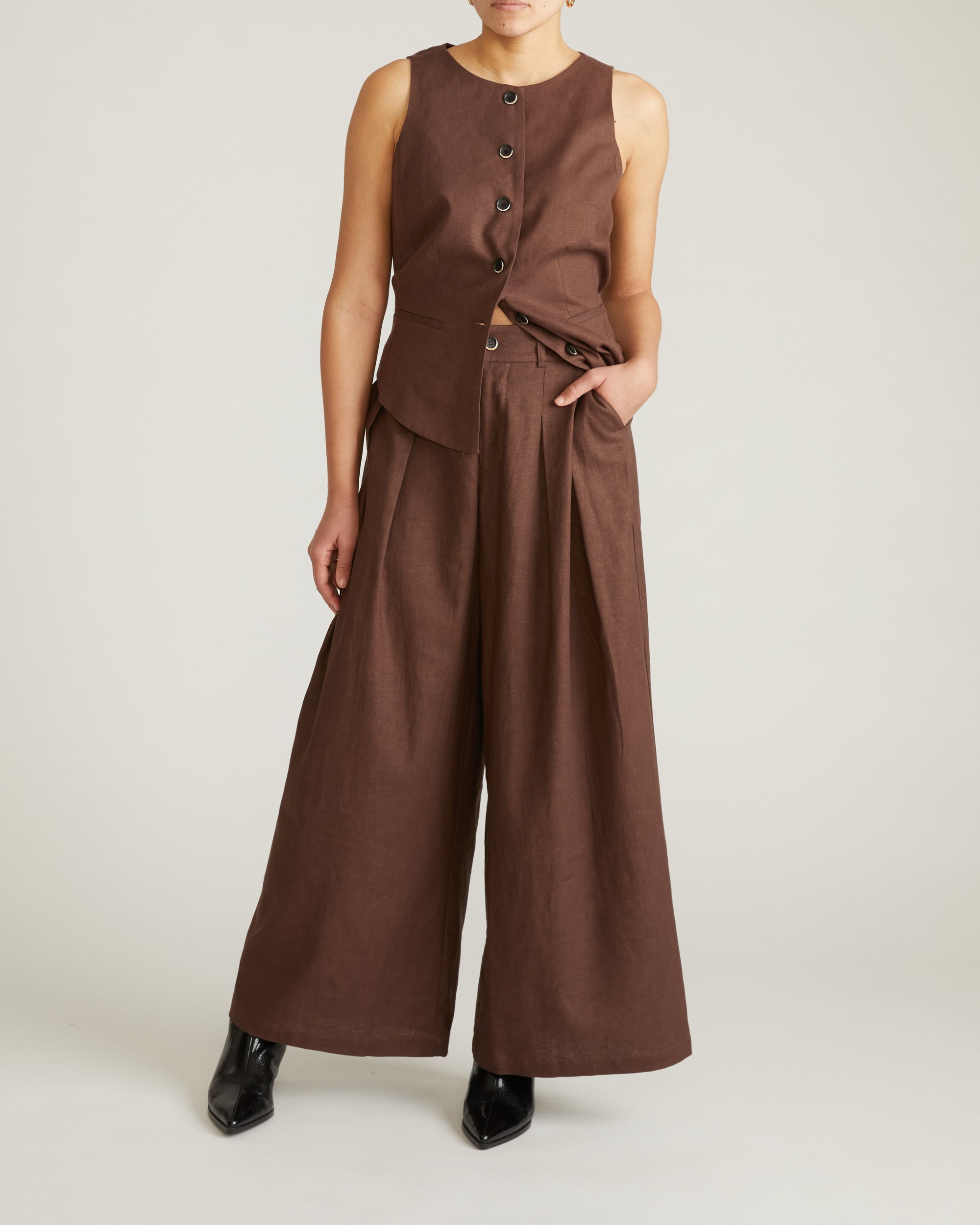 Woman wearing Palais Stretch Linen Wide Leg Pant - Sophisticated Brown from Universal Standard