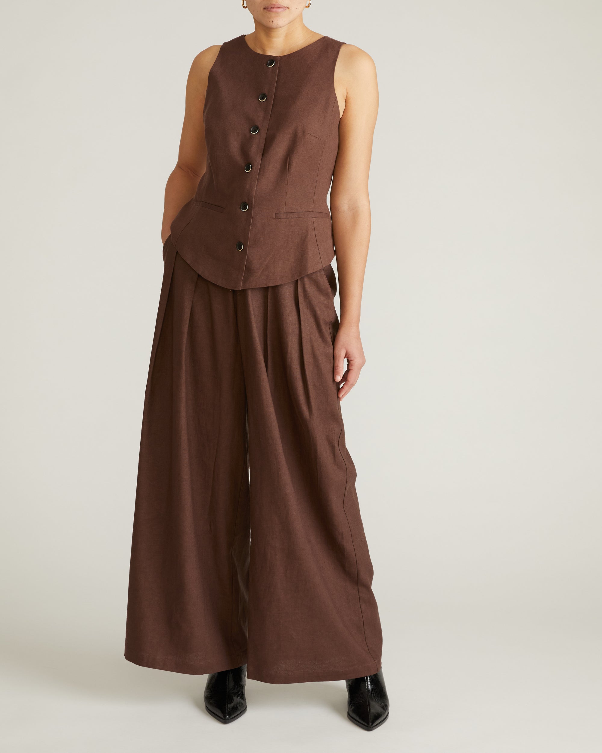 Woman wearing Palais Stretch Linen Wide Leg Pant - Sophisticated Brown from Universal Standard