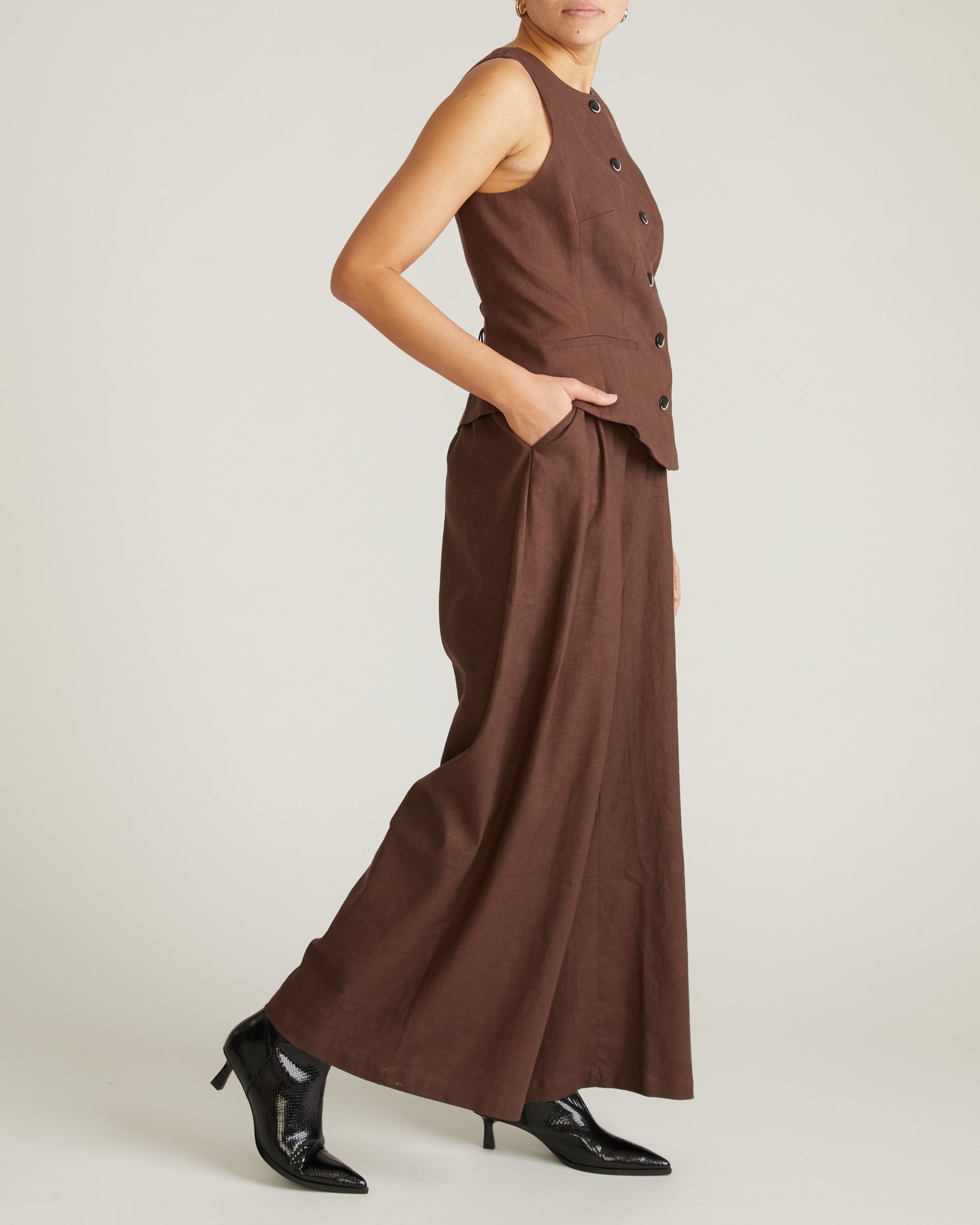 Woman wearing Palais Stretch Linen Wide Leg Pant - Sophisticated Brown from Universal Standard